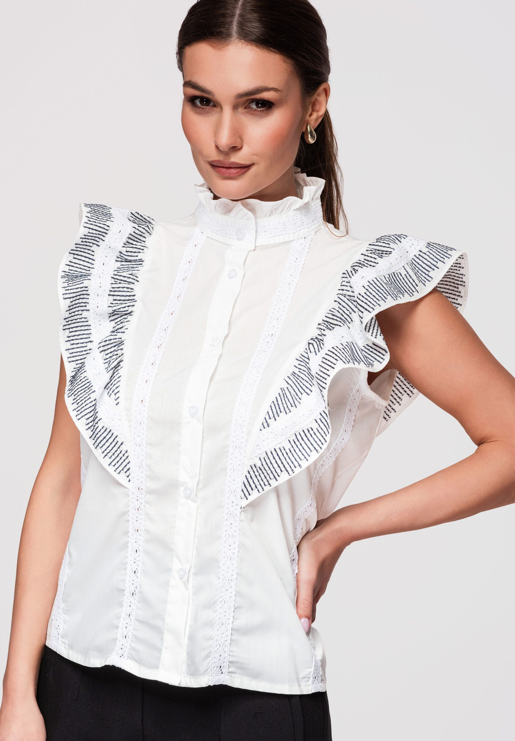 OMBRE Blusentop Damen Blusentop mit Volants und Spitze Weiß L (kein Set, 1-tlg) Ajour-Einsätze, dekorative Spitzenbänder, Falten