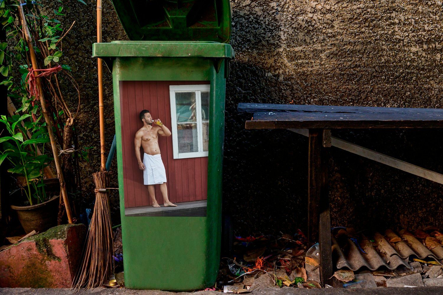 mit St), einem Mann Wandsticker MuchoWow Abfalbehälter Taille seine Mülleimer-aufkleber, Handtuch um Sticker, Mülltonne, (1 Container, Ein muskulöser
