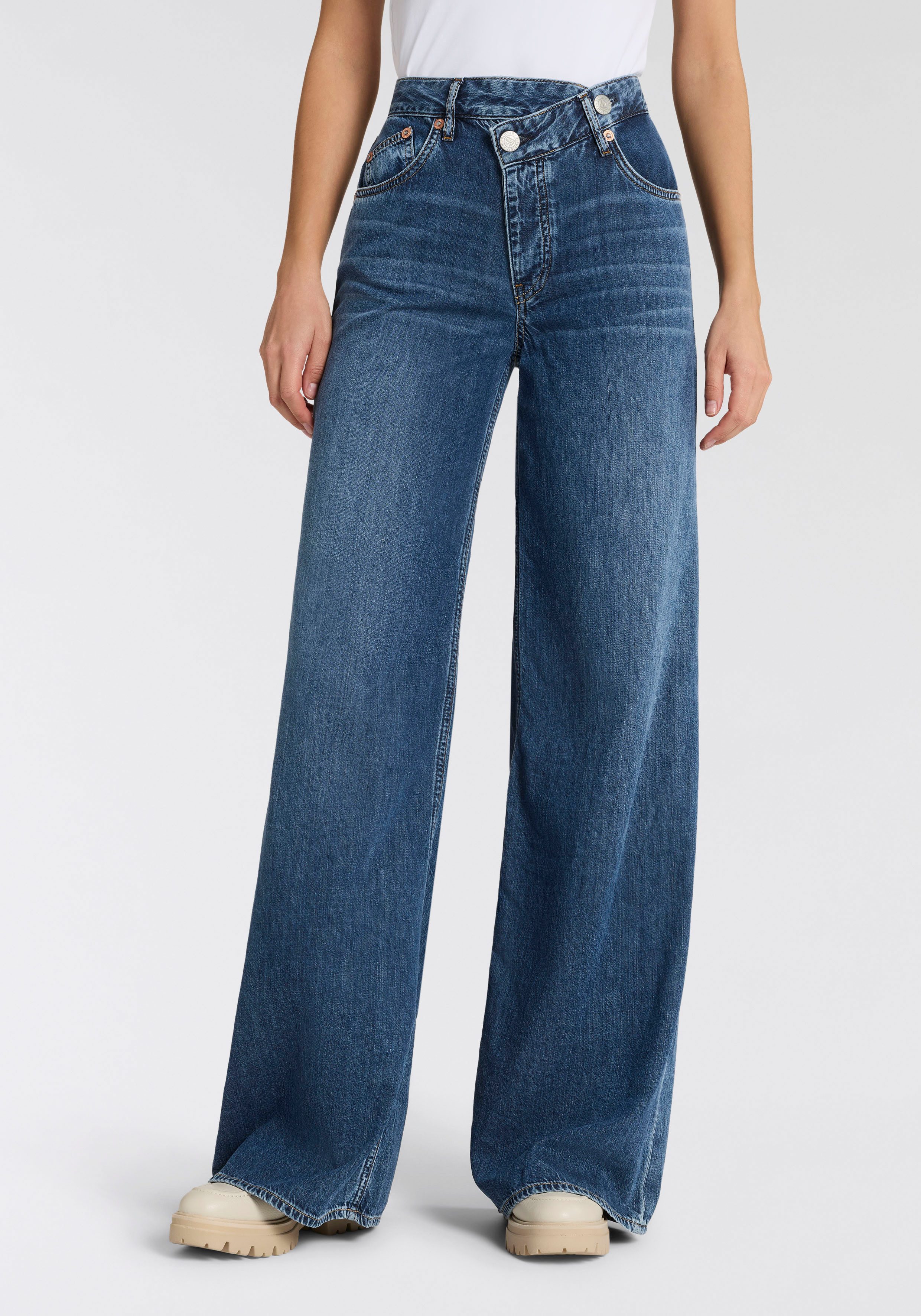 Herrlicher 5-Pocket-Jeans Mäze Flared Denim Light mit asymmetrischem Bund