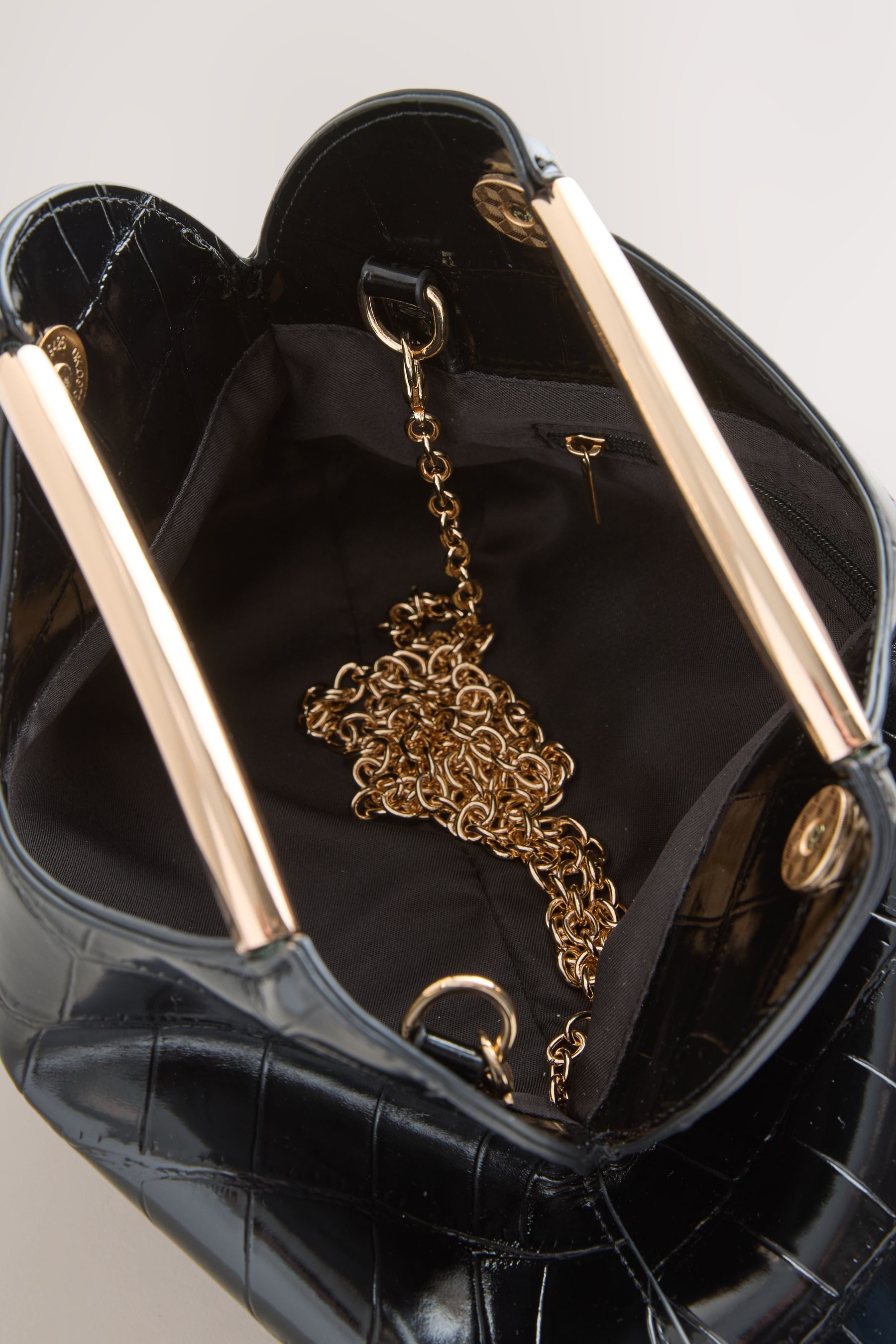 Next Clutch Tasche in Kroko-Optik mit Cut-out (1-tlg)