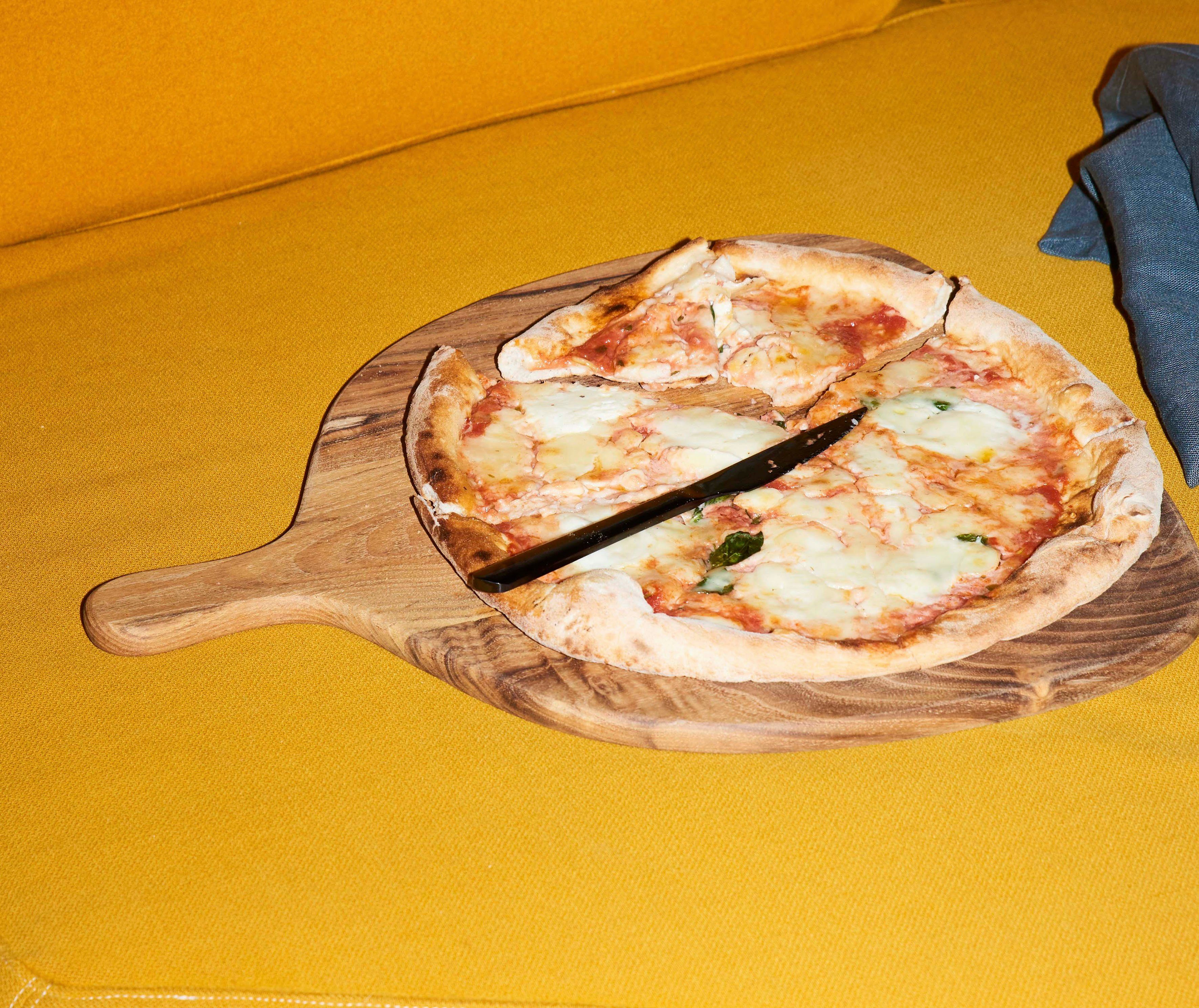 aida RAW Pizzaschneidebrett RAW Teak, Massivholz, organisches Design