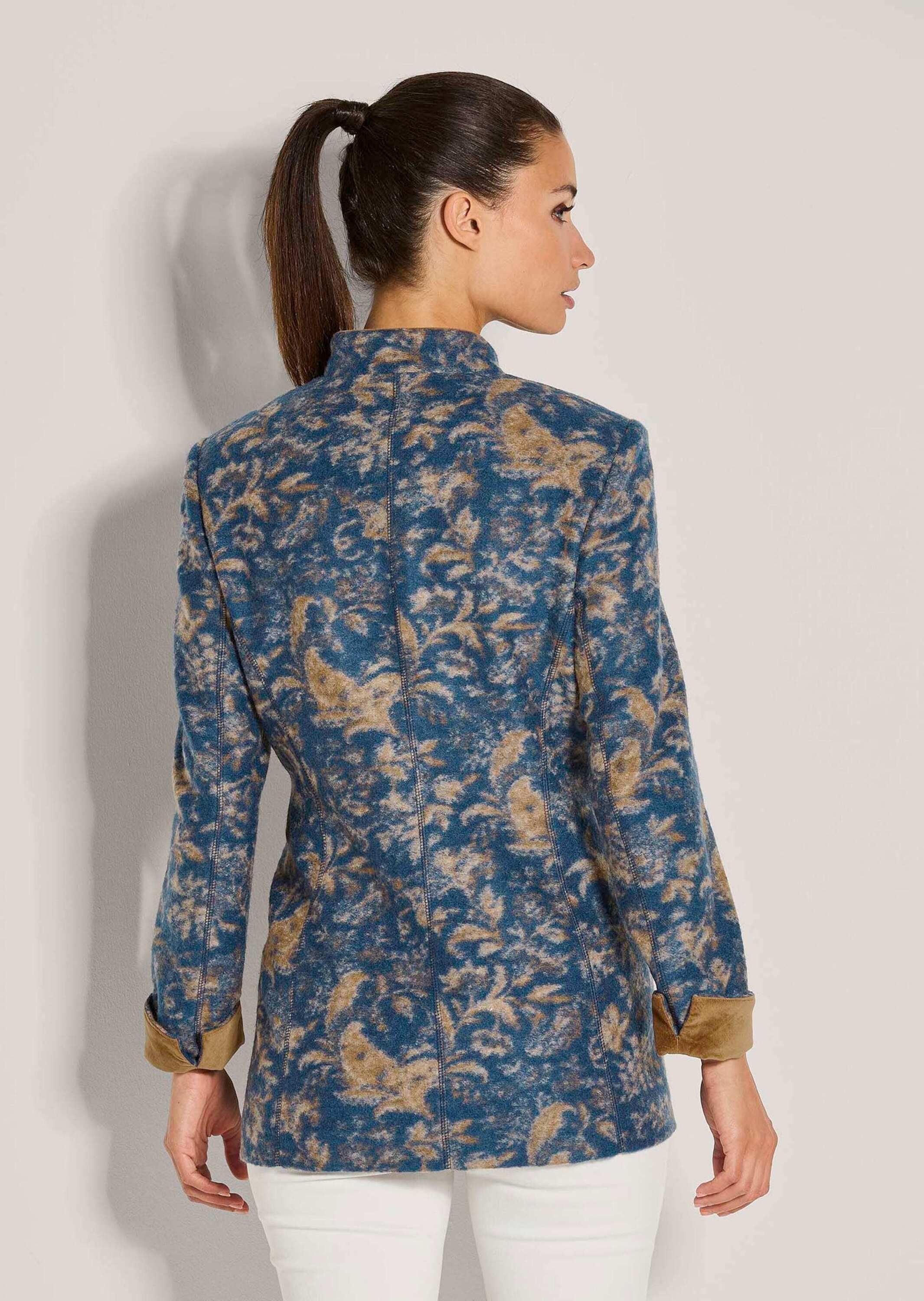 MADELEINE Kurzmantel Eleganter Einreiher mit kunstvollem Print Langarm-Mantel mit All-over-Print, Stehkragen, Pattentaschen