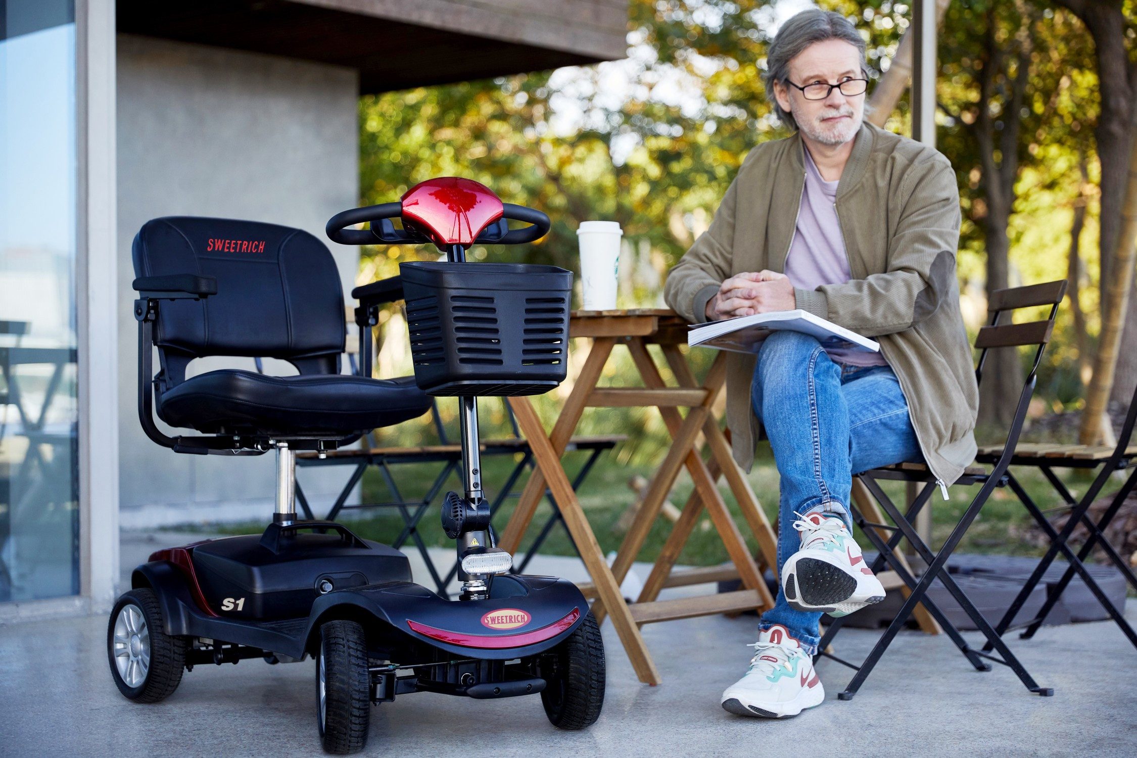LVHOM Elektromobil faltbar Seniorenmobil, Hinter-Stoßdämpfer, 15-25 km,12Ah 4-Rad-Scooter, 300 W, 6 km/h, (136 kg Tr.Kr. mit 360° drehbarer verdickter Luxussitz + Korb + LCD-Display + verstellbare Armlehnen + E-Bremse, sensibles Anhalten, 14.5cm hohes Fahrgestell), Gesamtgewicht: 46kg