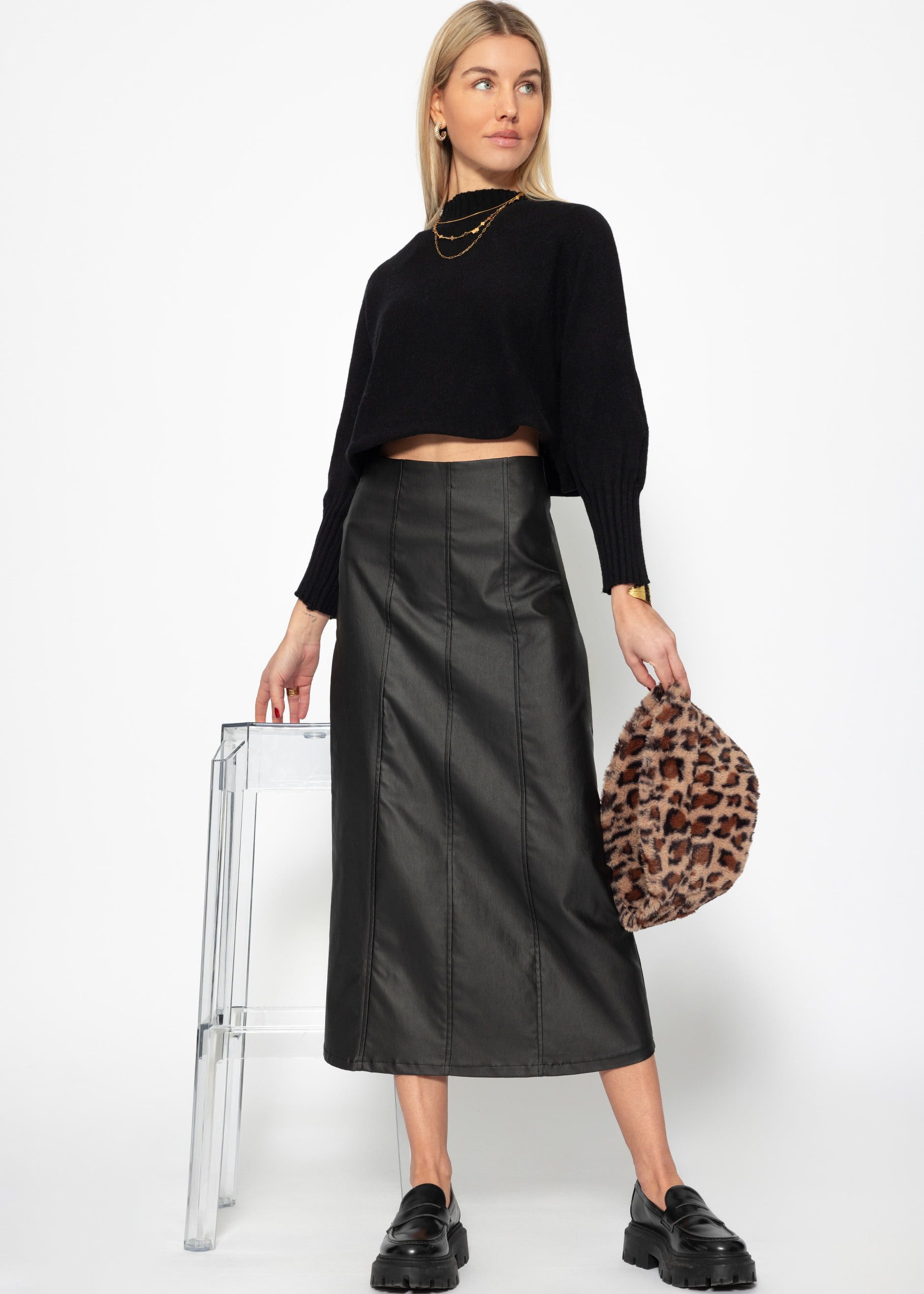 SASSYCLASSY Minirock Rock Damen aus Kunstleder mit Nahdetails Elegant Midirock lang in Leder-Optik mit Gummibund und Teilungsnähten Schwarz