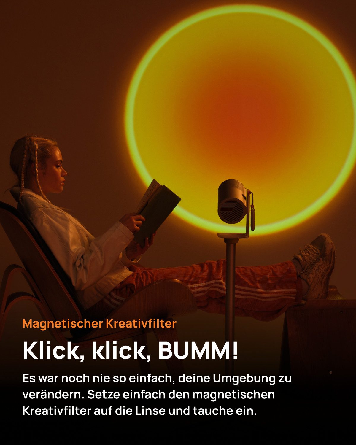 XGIMI XGIMI MoGo 4 Mini Beamer mit Akku und PowerBase-Ständer, 450 ISO-Lumen Portabler Projektor (1920 x1080 (1080P) px, Google TV & Netflix 12W Harman Kardon Sound, 360° Ständer, 5h Laufzeit)