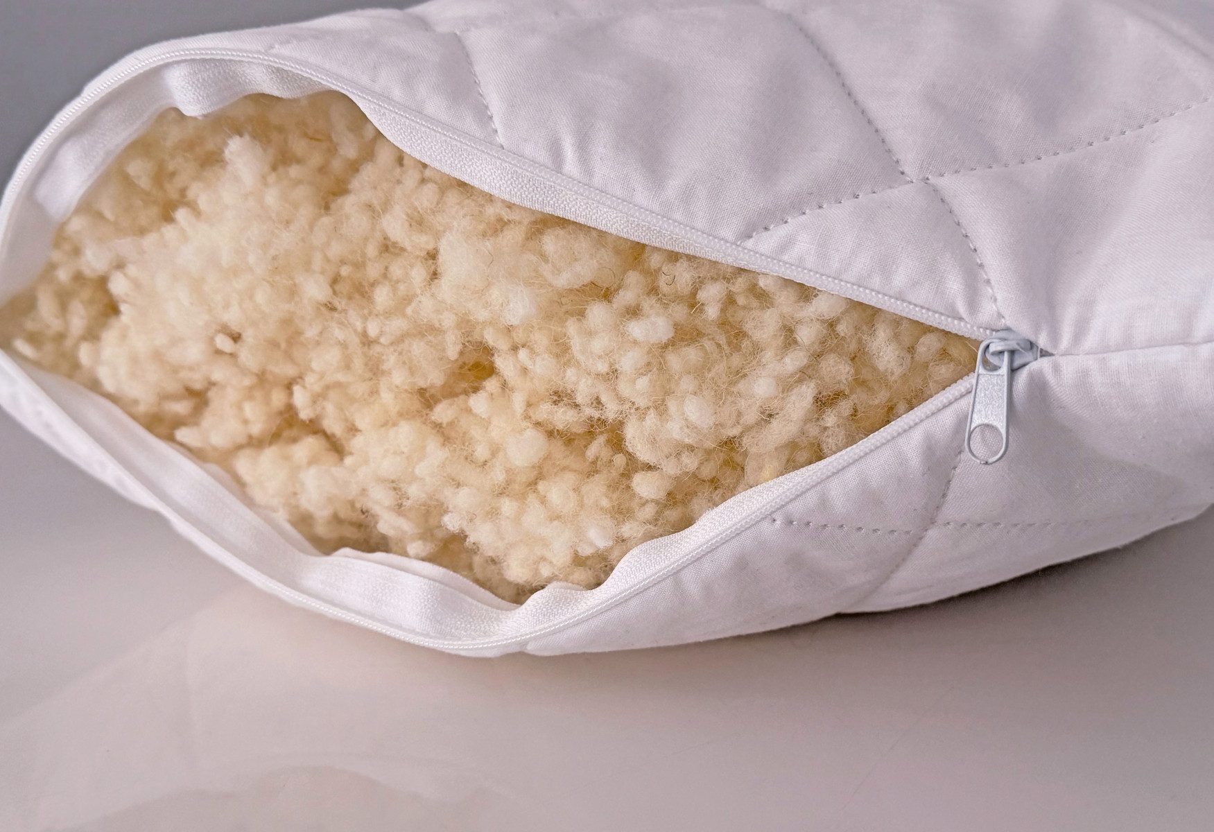 Heubergshop Naturfaserkissen, Füllung: Schafwolle, Bezug: 100% Baumwolle, Seitenschläfer, Seitenschläferkissen, 40x140cm - Gefüllt mit Schafwollkügelchen (Schurwolle 40x140 Weiß)