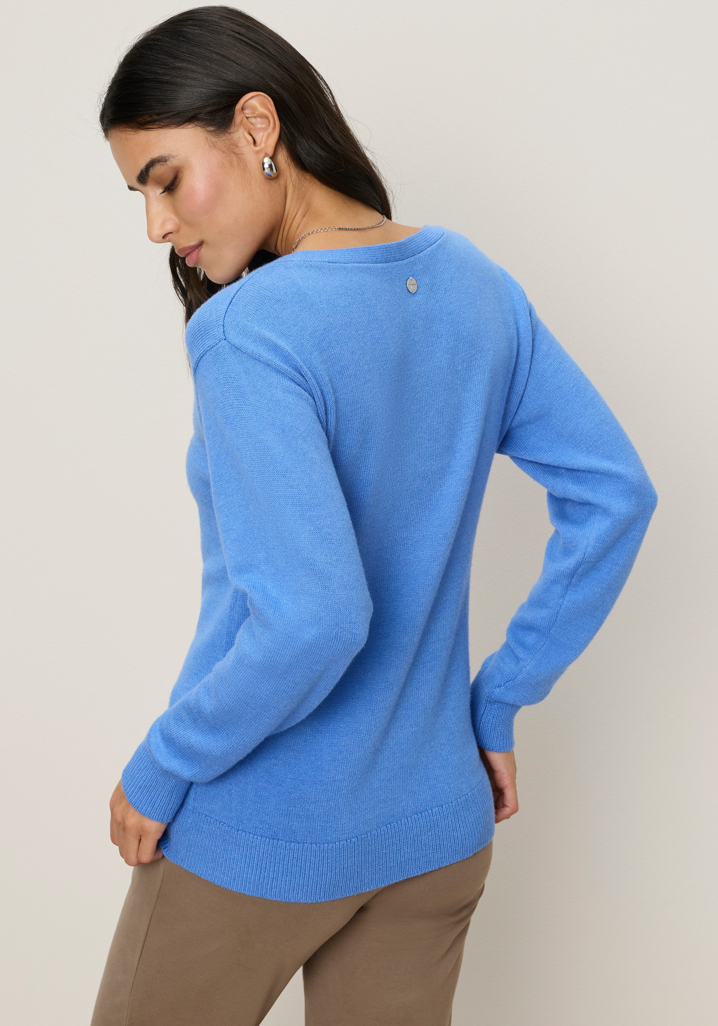 Tamaris V-Ausschnitt-Pullover mit lockerem Schnitt, aus fließender Viskose-Qualität mit Frontbiese, aus weicher Viskosemischung
