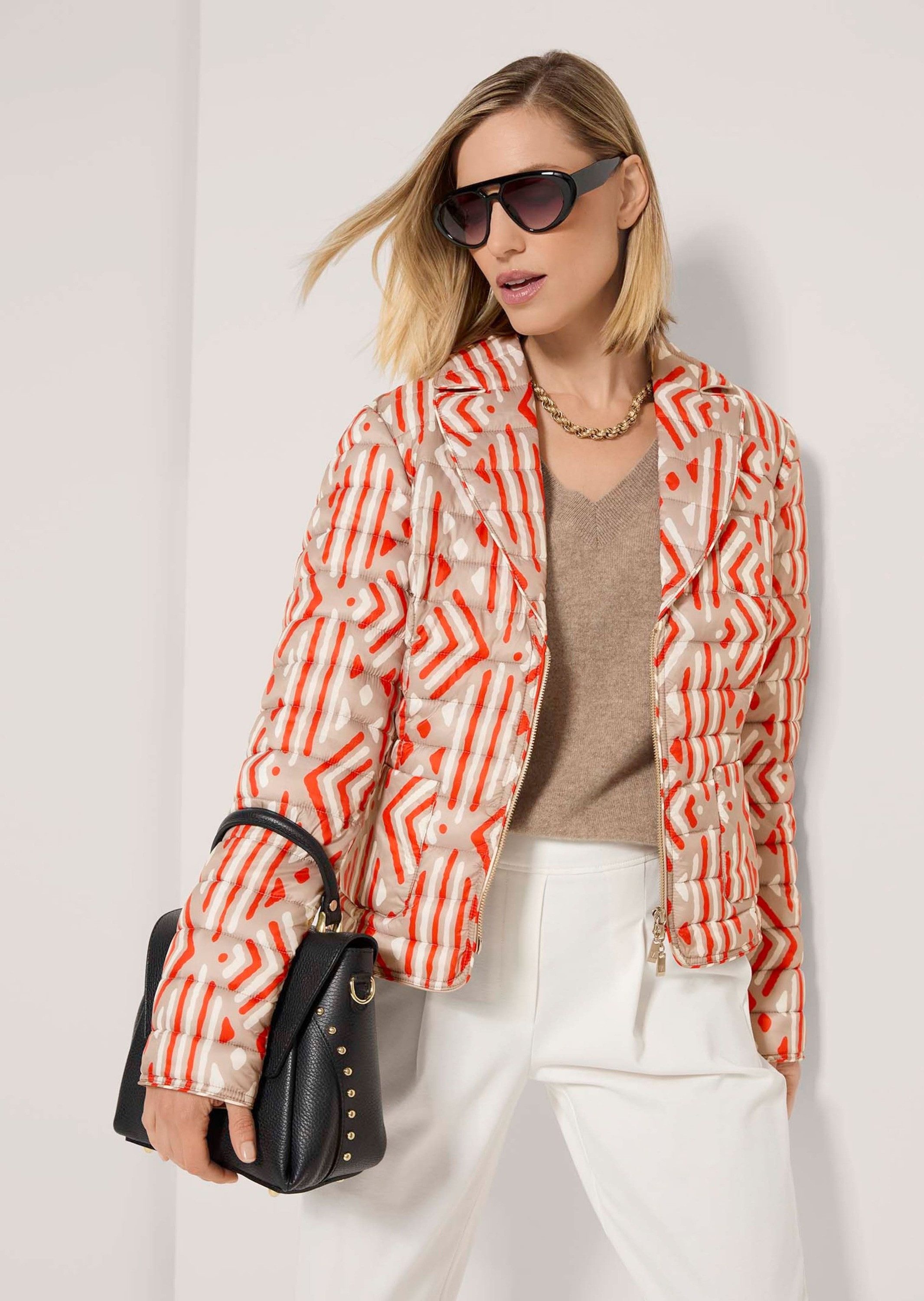 MADELEINE Steppjacke Kurze Steppjacke mit Unikat-Print Grafikmuster und Reverskragen als modisches Statement