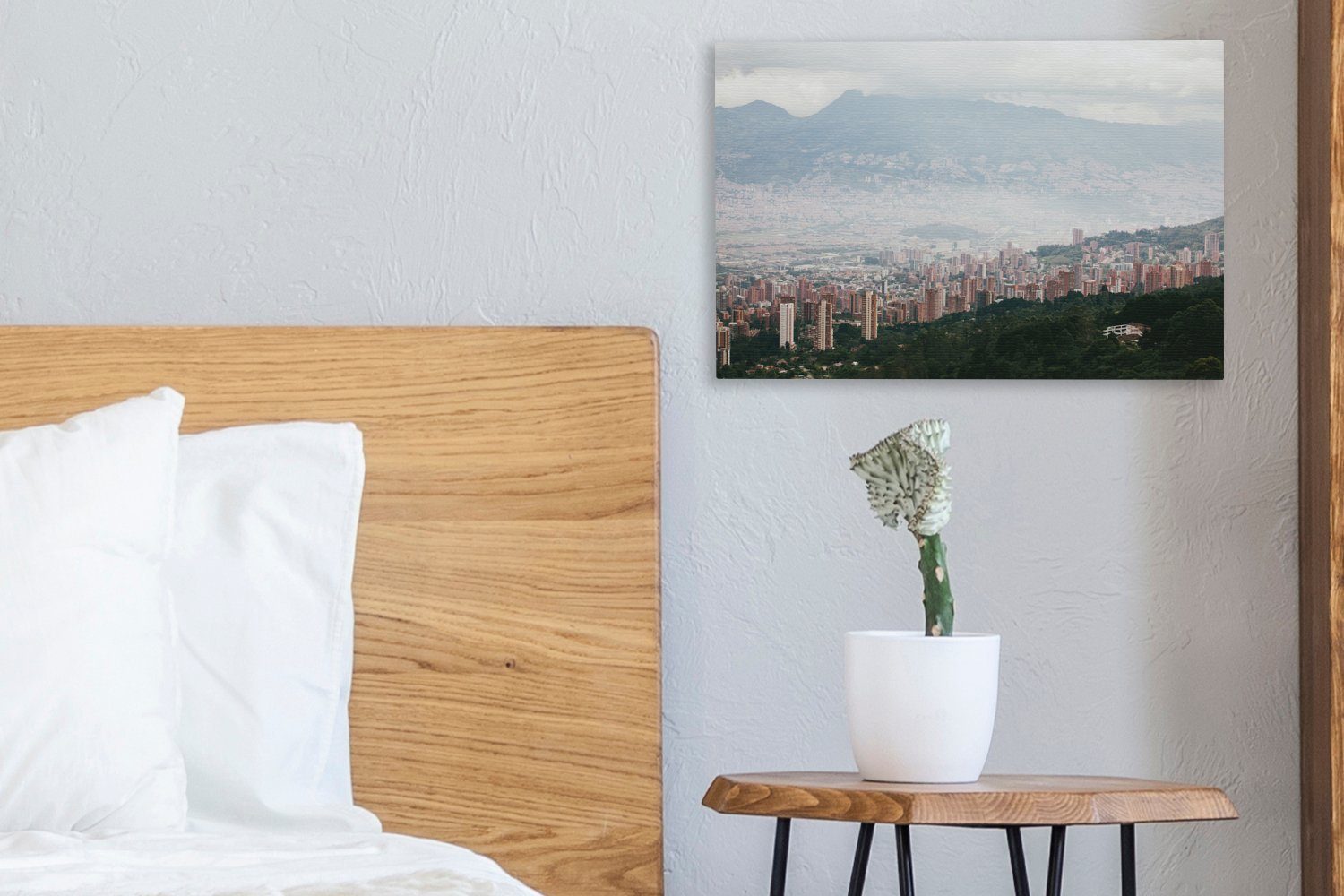 Leinwandbilder, Südamerika, Wandbild der OneMillionCanvasses® Aufhängefertig, Nebel 30x20 Leinwandbild cm Medellín über in Wanddeko, kolumbianischen St), (1 Stadt