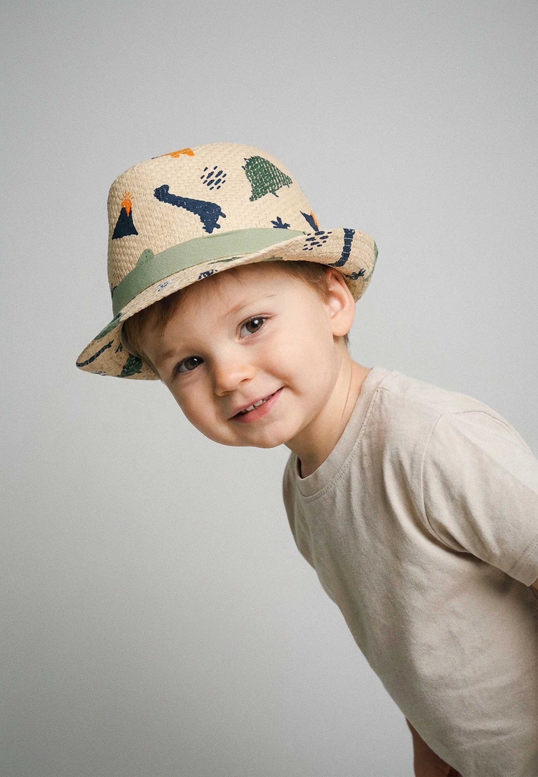 Sterntaler® Sonnenhut UV-Schutz 50+ Strohhut (1-St., Sommerhut Kinder mit Gummiband zur Größenregulierung) Kinderhut bedruckt mit bunten Dinos idealer Sonnenschutz