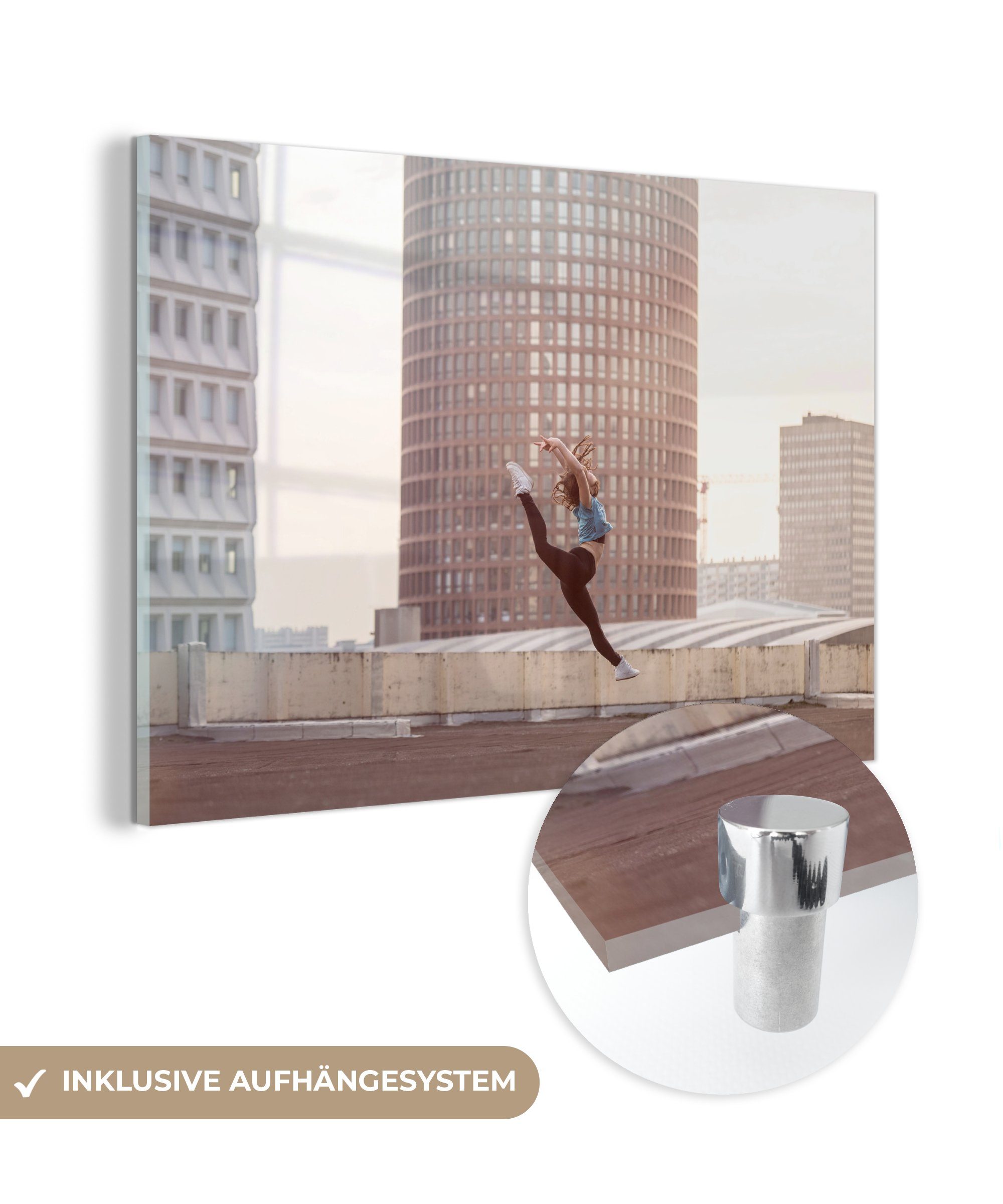 MuchoWow Acrylglasbild Tanzende eines (1 St), Dach Frau Wohnzimmer Acrylglasbilder Schlafzimmer auf dem Gebäudes, &