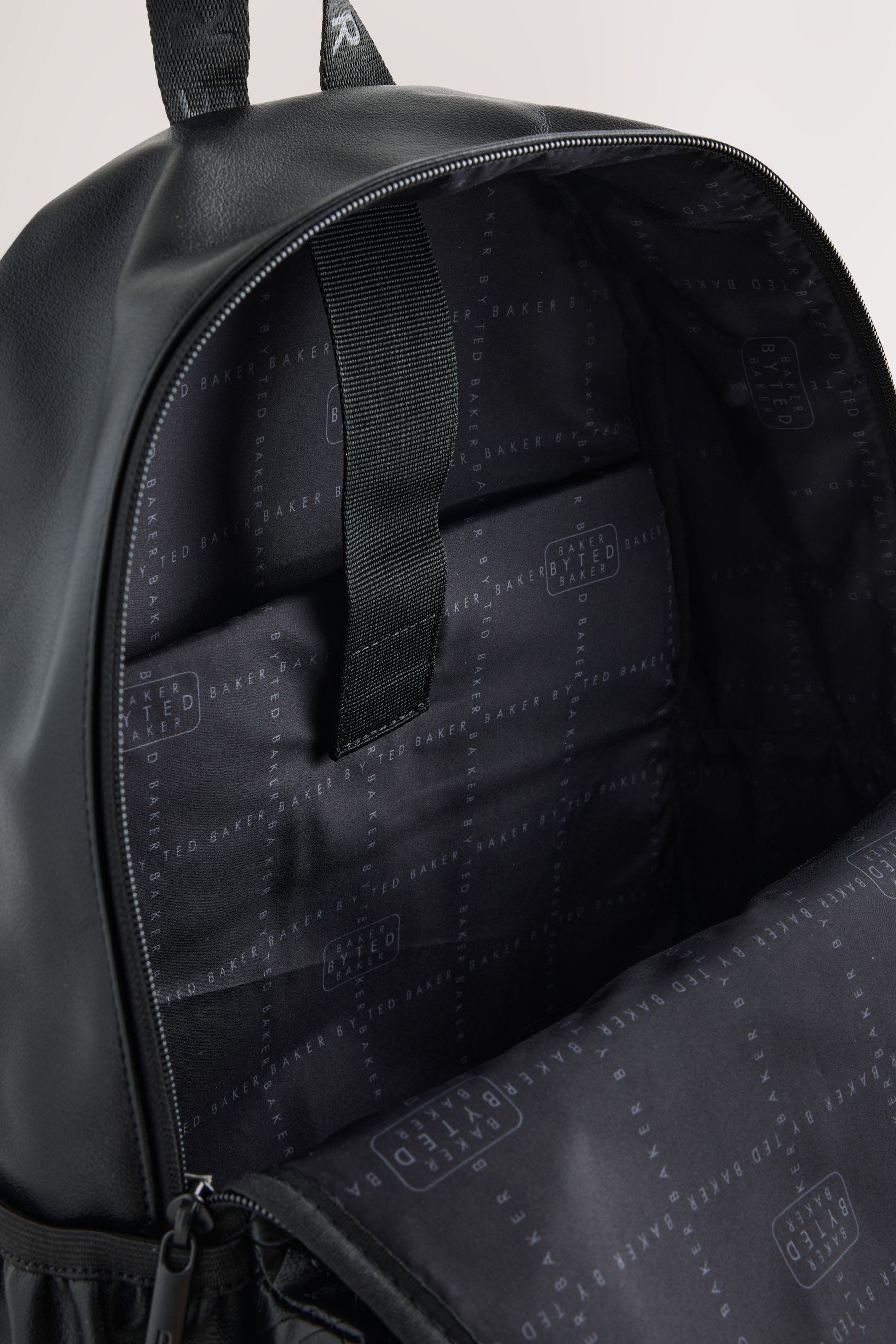 Baker by Ted Baker Rucksack Rucksack aus Polyurethan mit Logoprägung (1-tlg)