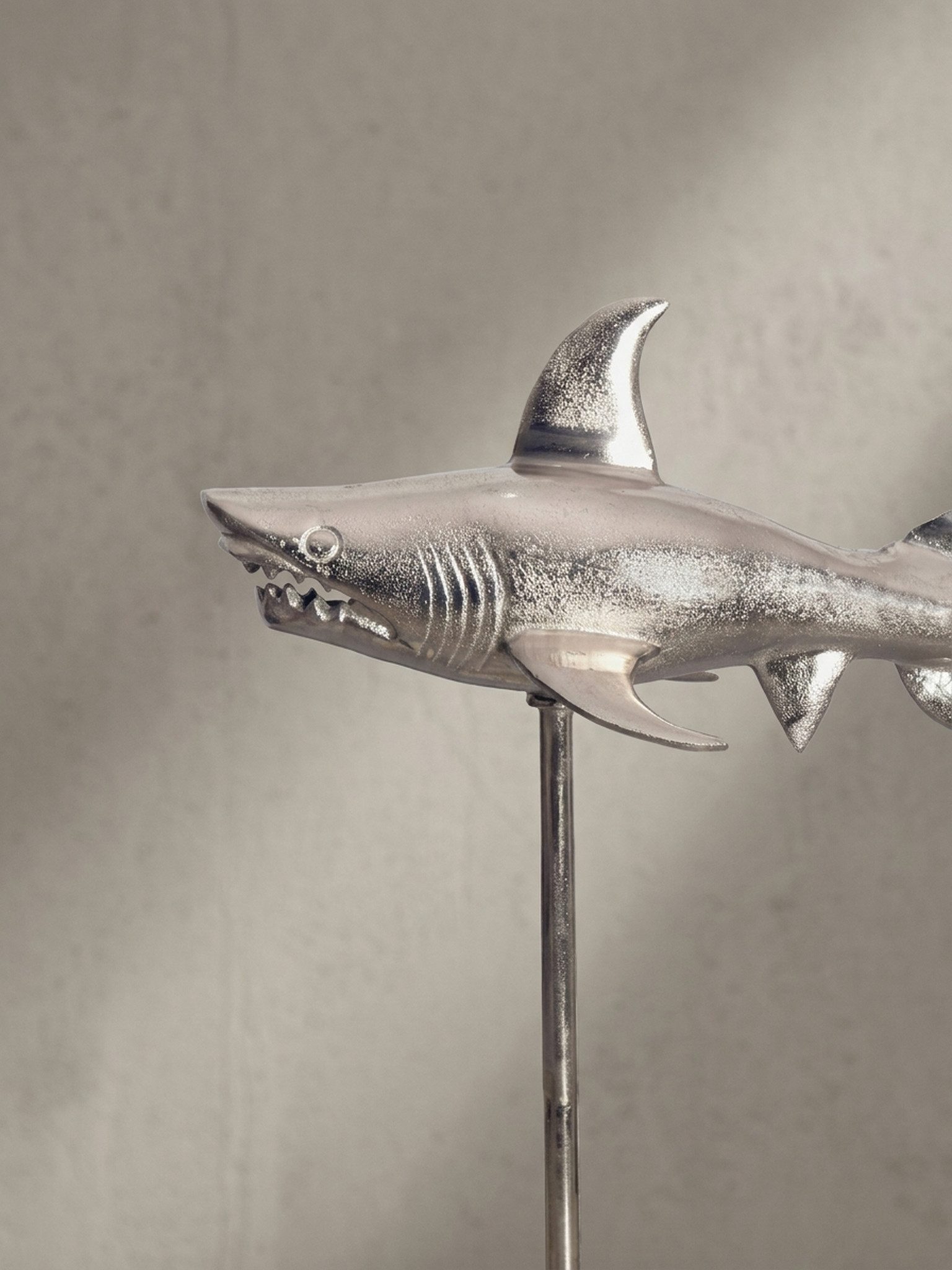 KADIMA DESIGN Dekofigur Dekofigur Hai Aluminium Silber Maritim 70 cm mit Sockel, Design (Dekoration Wohnaccessoire)