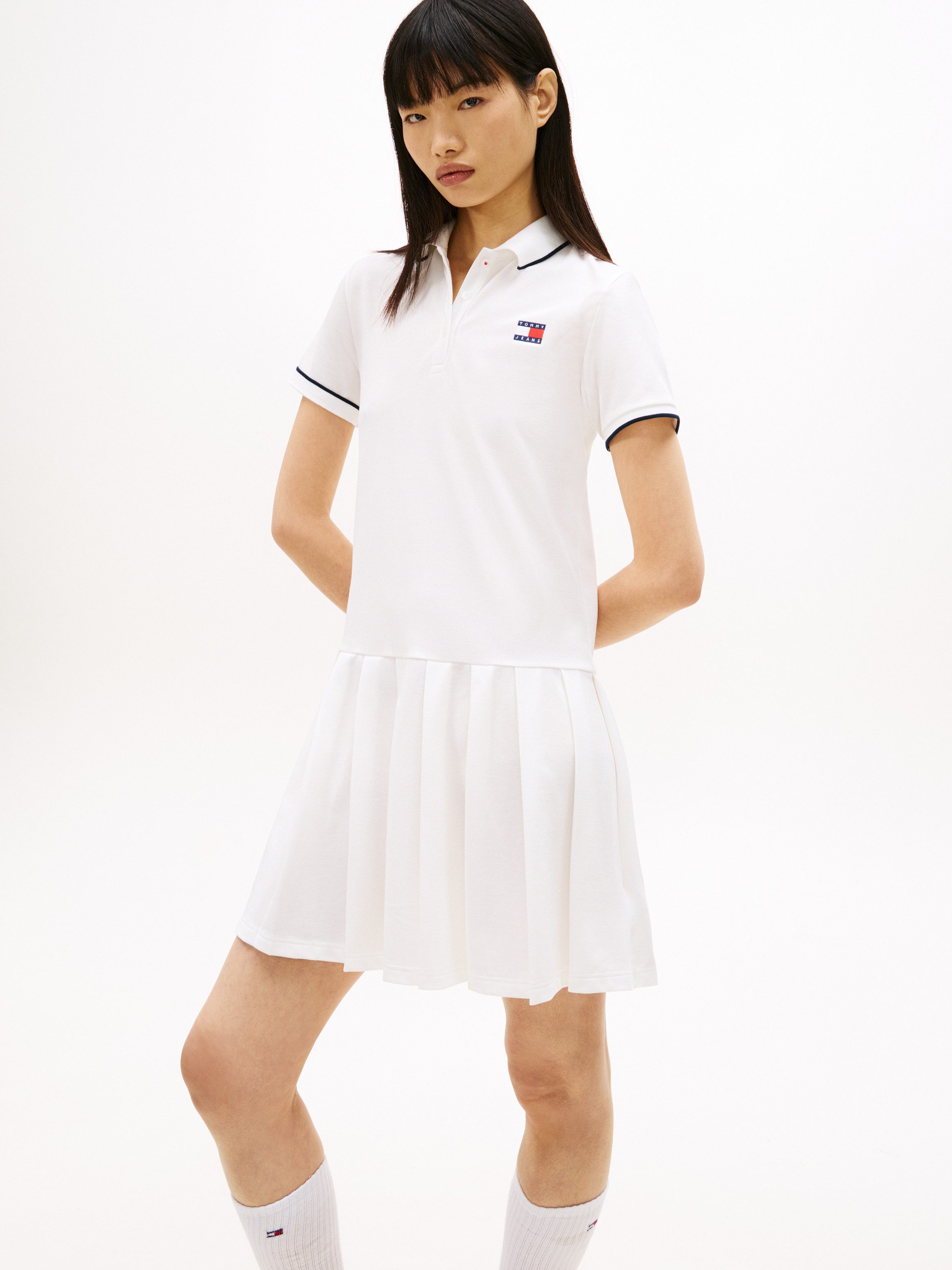 Tommy Jeans Polokleid TJW BADGE PLEAT PIQUE DRESS EXT mit Kontrastdetails, entspannte Passform
