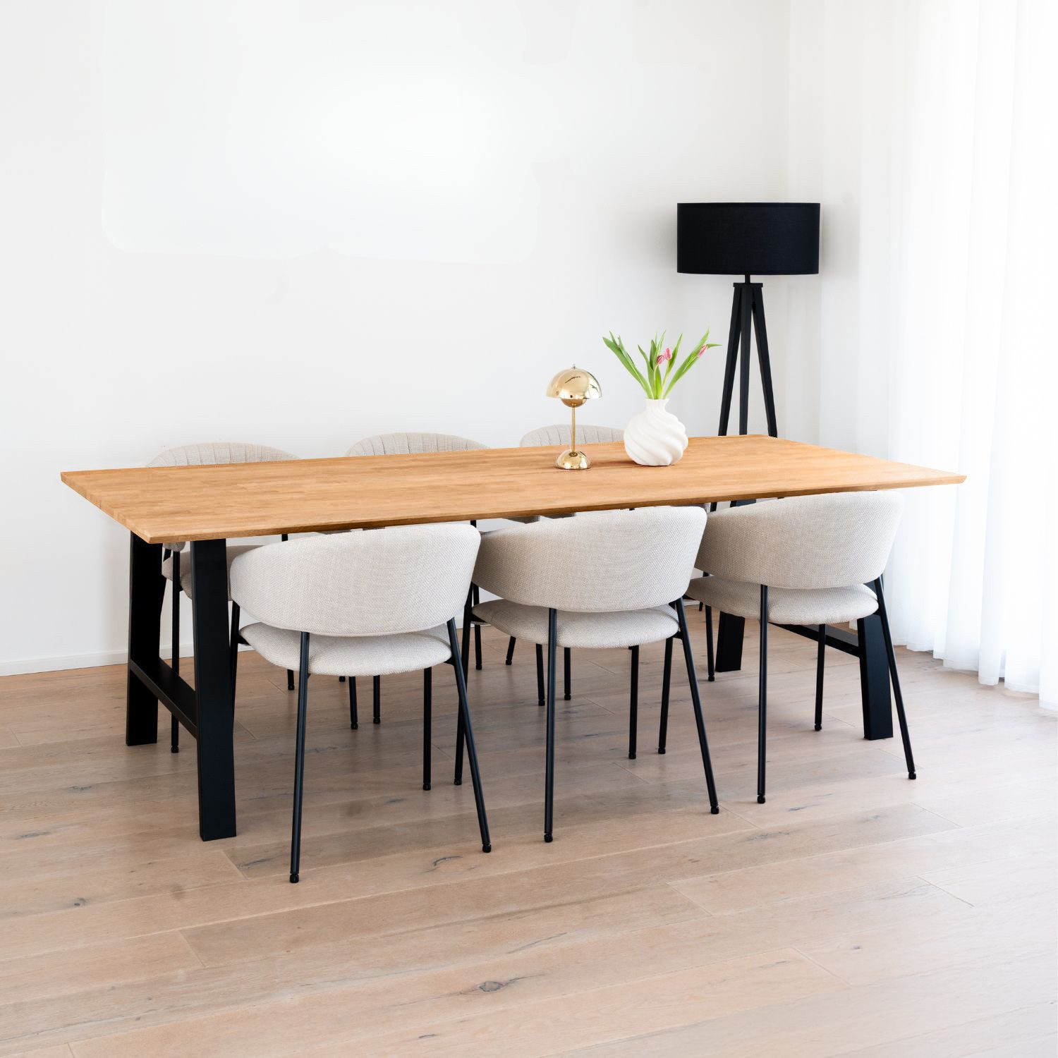 Omformo Esstisch Klyfta aus Eiche Massivholz 220 x 90 cm, Tischplatte aus Eiche Massivholz, Stabile Metallfüße, Modernes Design