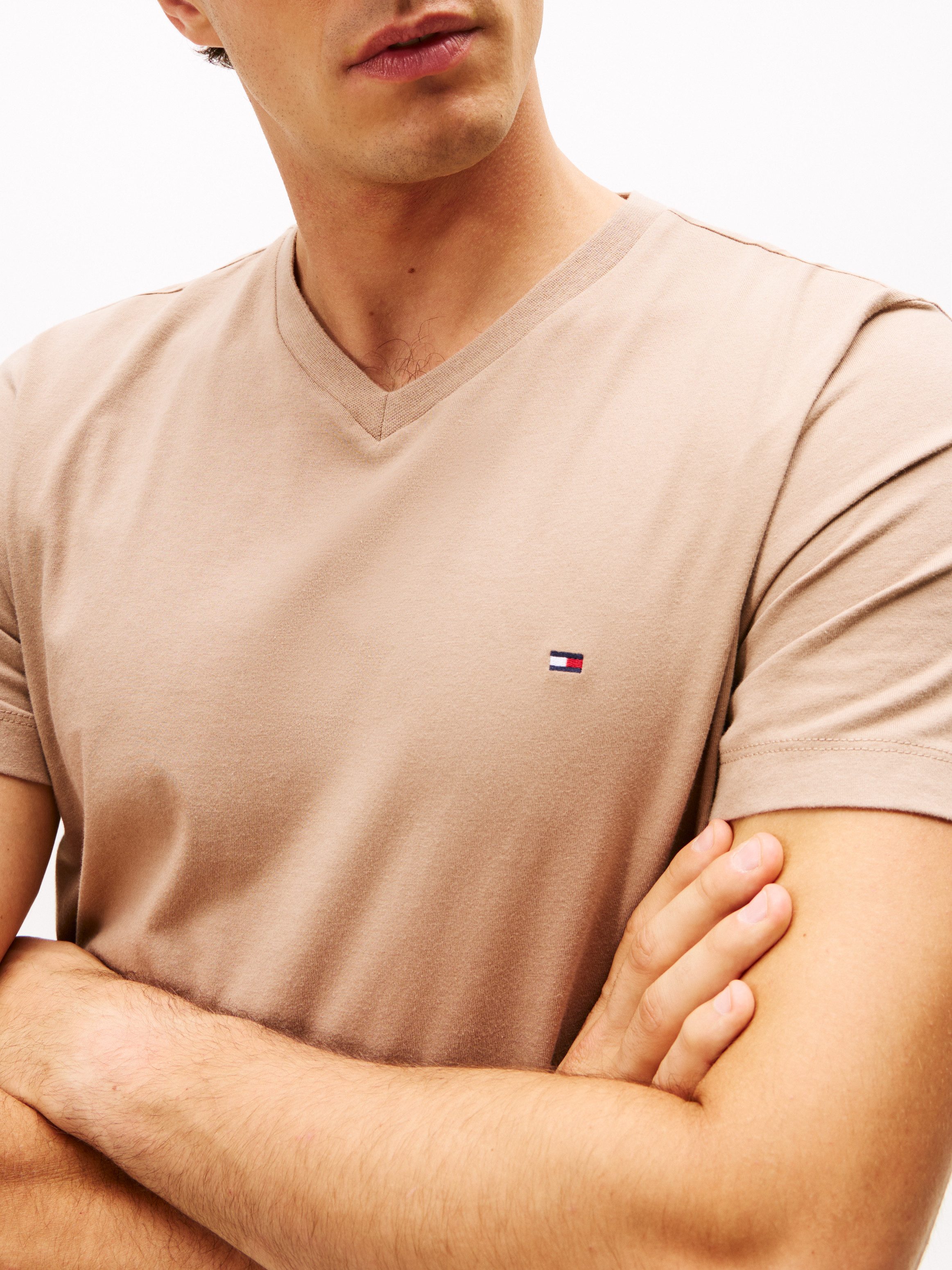 Tommy Hilfiger V-Shirt ESSENTIAL V-NECK TEE mit V-Ausschnitt und Markenlabe günstig online kaufen