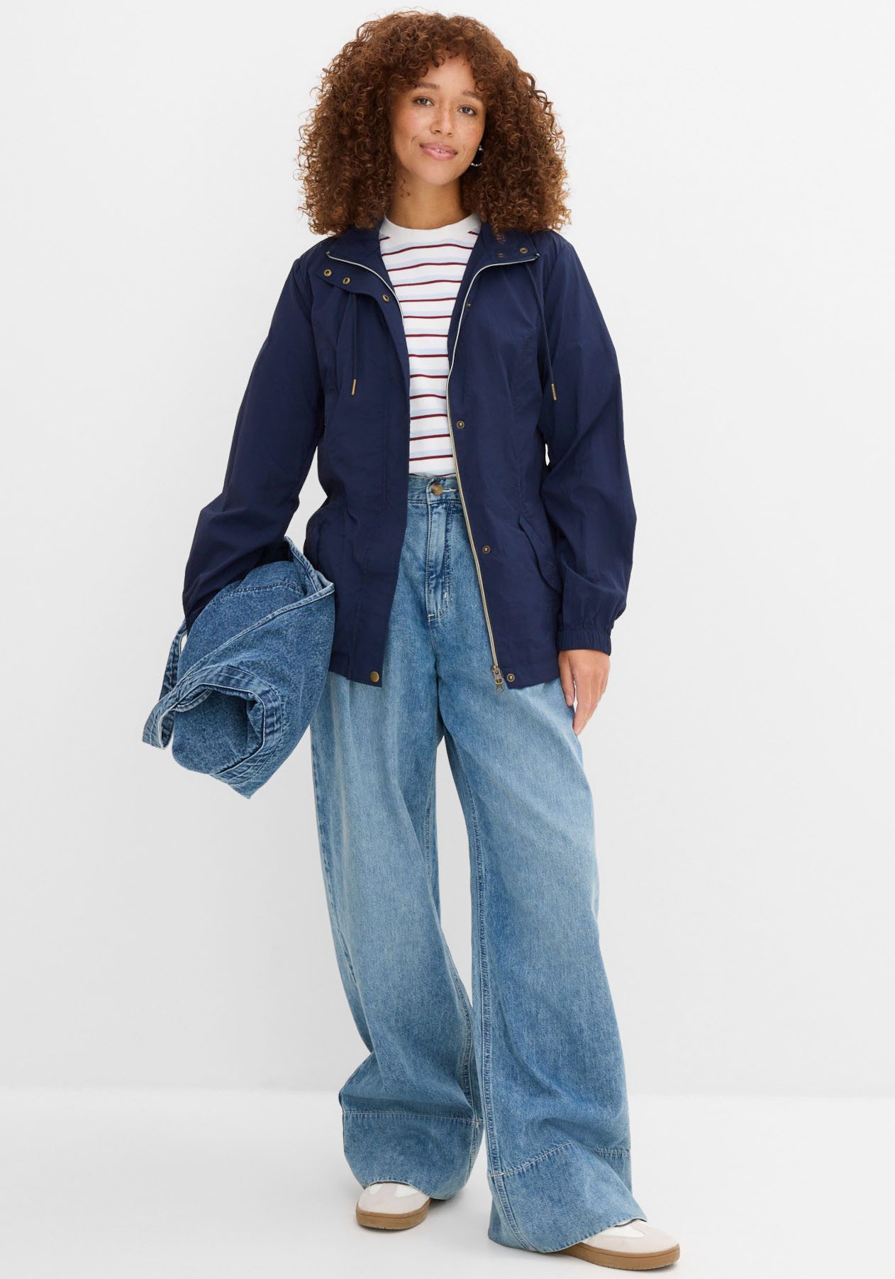 bonprix Allwetterjacke sportlicher Stil, leichter Parka mit Kapuze, mit seitlichen Taschen – Bild 5 von 5