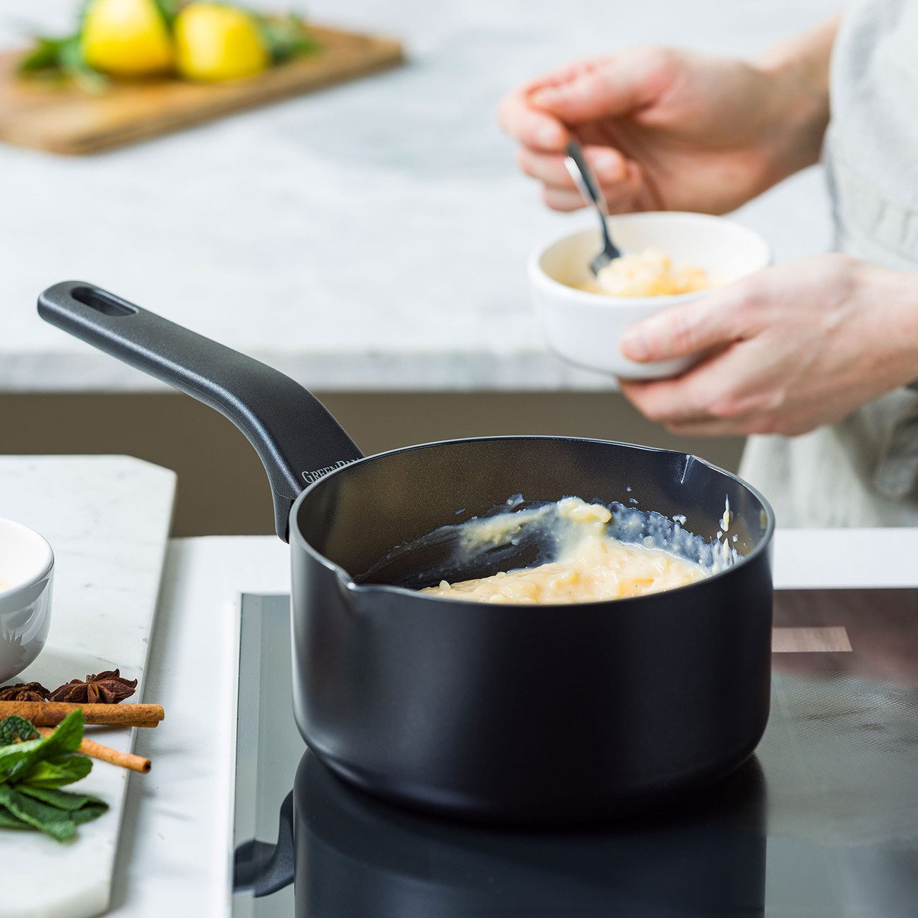 GREENPAN Kasserolle Essence 16cm schwarz Stielkasserolle Aluminium alle Herdarten, Aluminium, Stielkasserolle 16cm, Thermolon-Antihaftbeschichtung
