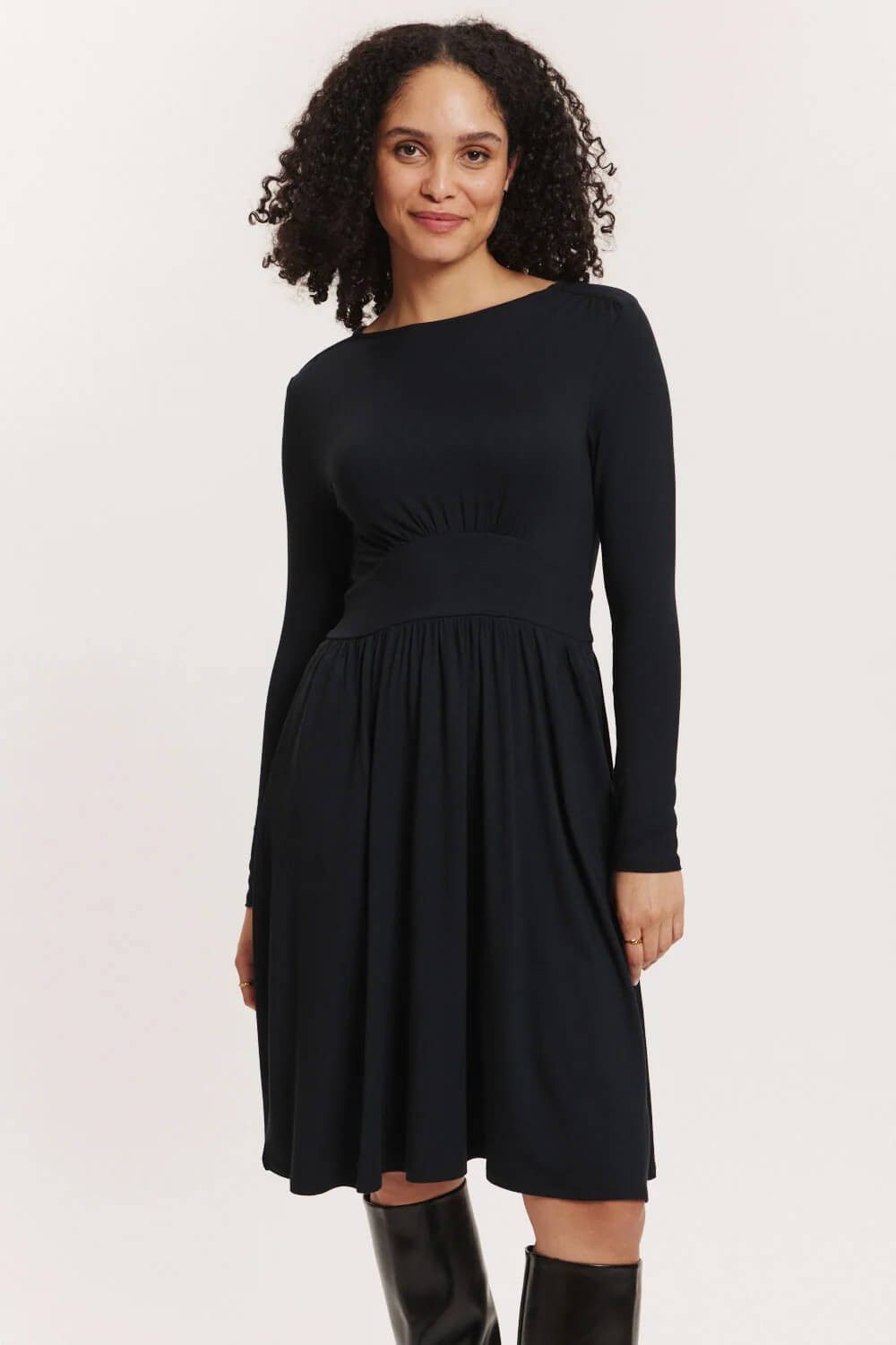 Tranquillo Jerseykleid Damen Corinnee aus EcoVero™ Viskose U-Boot-Ausschnitt feminin Taschen (Einzelartikel) Langarmkleid mit schwingendem Rock & breitem Taille – Bild 2 von 5