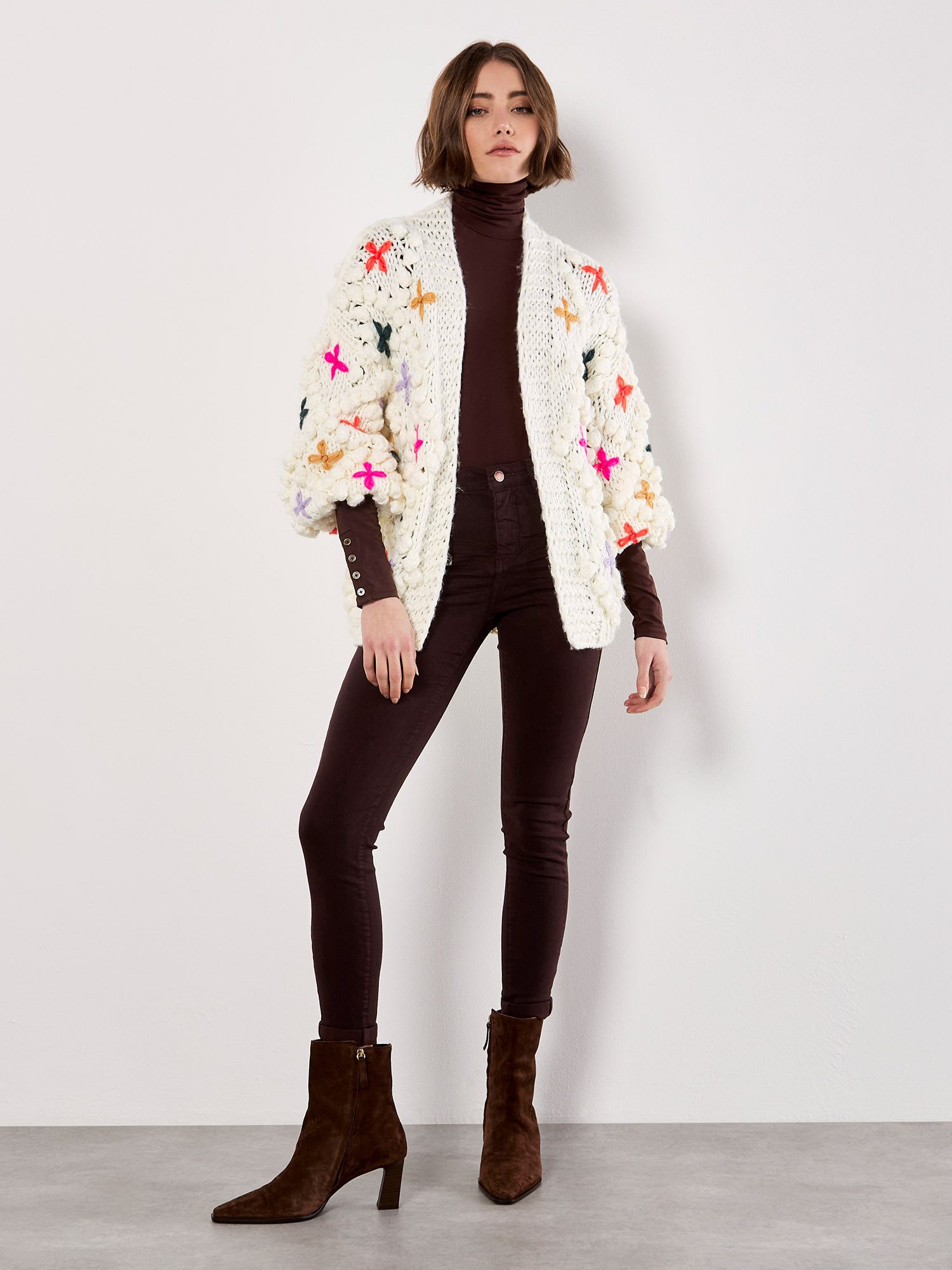 Apricot Cardigan Mehrfarbige Strickjacke mit 3D-Blumen günstig online kaufen