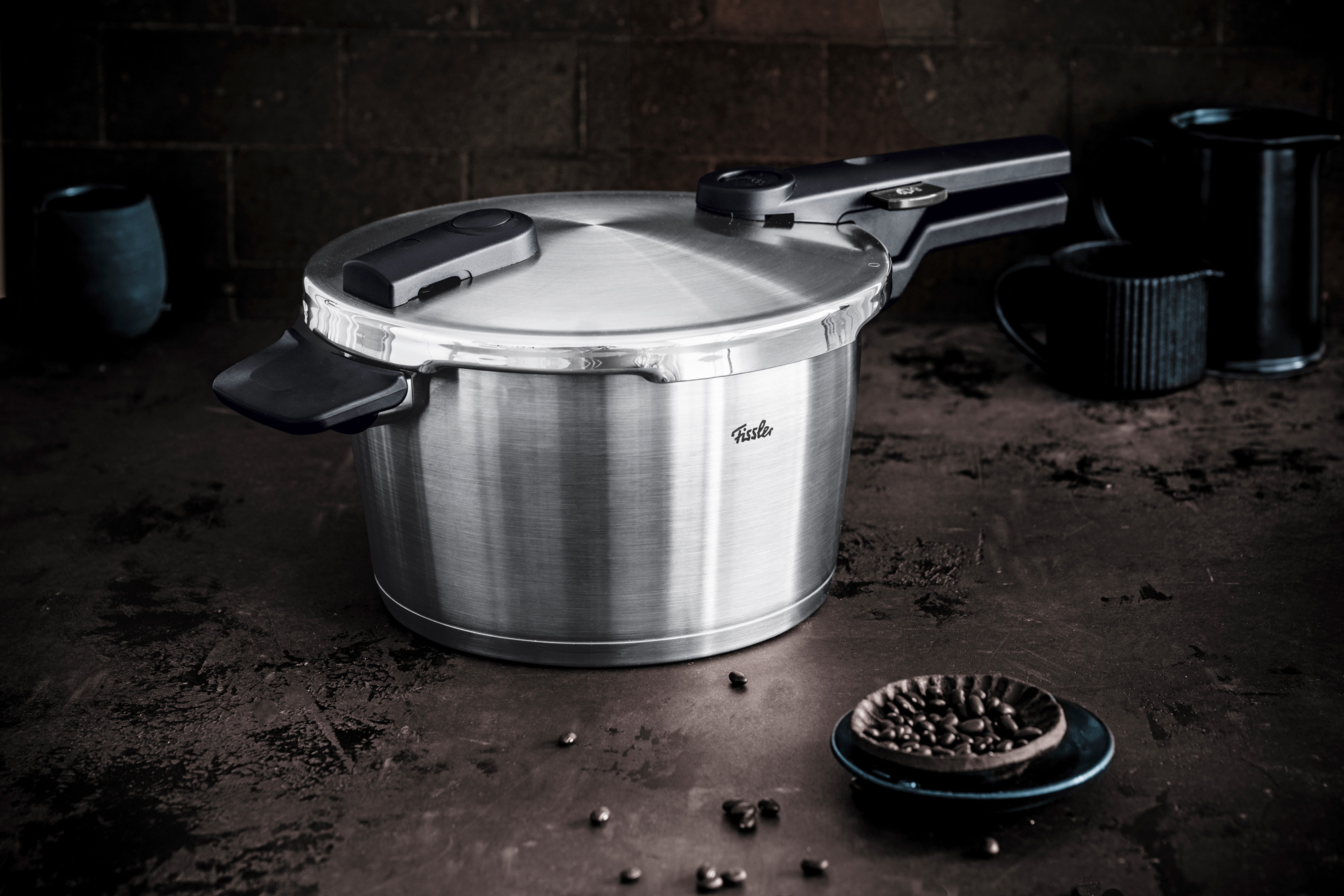 Fissler Schnellkochtopf Vitaquick® Premium, Edelstahl 18/10 (3-tlg., 1 Schnellkochtopf 3,5 L, 1 Metalldeckel, 1 Dünsteinsatz), Made in Germany, mit gelochtem Einsatz