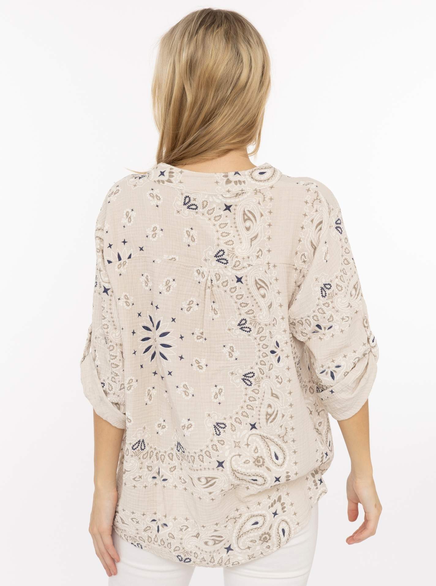 Zwillingsherz Kurzarmbluse "Paisley Dreams" Musselin, Paisley Muster, umgeschlagene Ärmel, V-Neck mit Knopfleiste