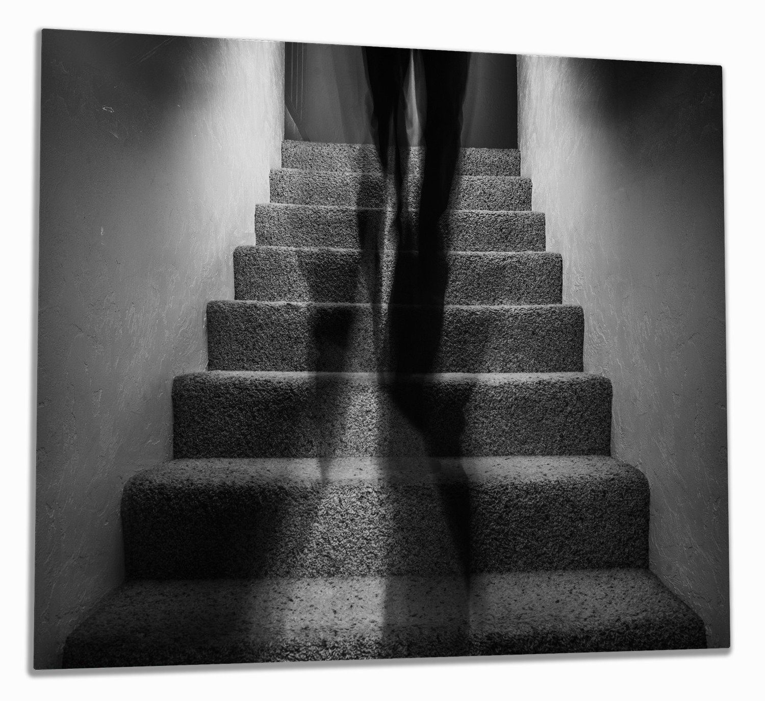 Wallario Herd-Abdeckplatte Mysteriöse Treppe mit Schattenfigur - Schwarzweiß, ESG-Sicherheitsglas, (Glasplatte, 1 tlg., inkl. 5mm Noppen), verschiedene Größen