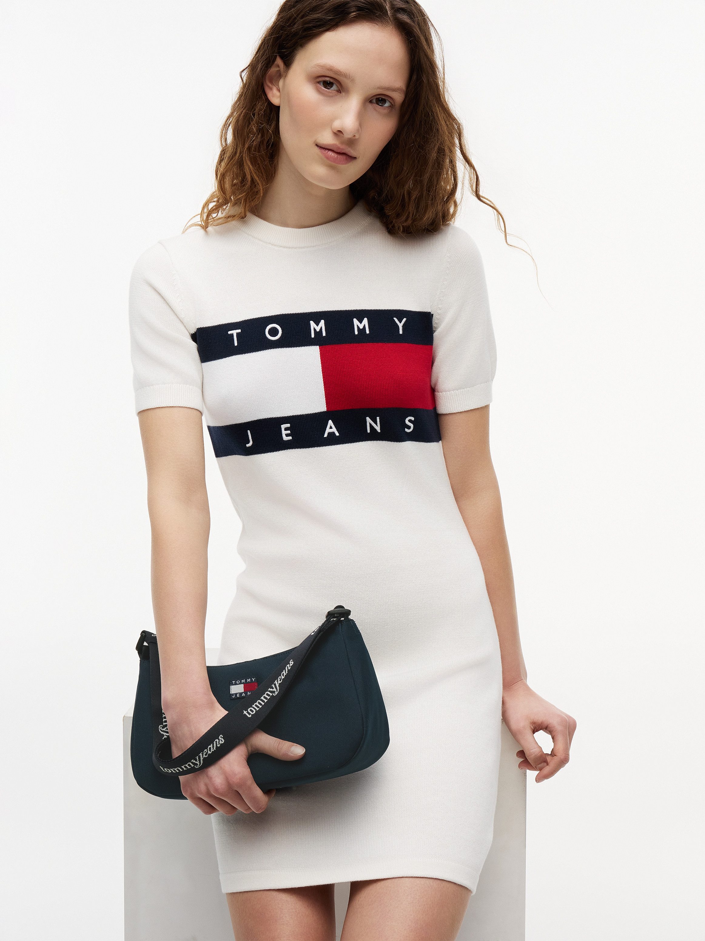 Tommy Jeans Schultertasche TJW ESS DAILY SHOULDER BAG, Damen Handtasche, Umhängetasche mit Logoschriftzug auf dem Riemen