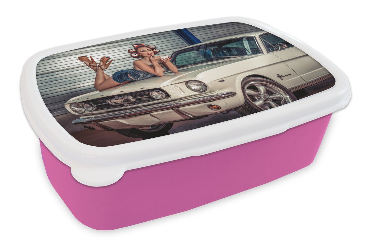 MuchoWow Lunchbox Auto - Oldtimer - Frau, Kunststoff, (2-tlg), Brotbox für Erwachsene, Brotdose Kinder, Snackbox, Mädchen, Kunststoff rosa