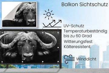 MuchoWow Balkonsichtschutz Tiere - Büffel - Schwarz - Weiß - Porträt (1-St) Balkonbanner, Sichtschutz für den Balkon, Robustes und wetterfest