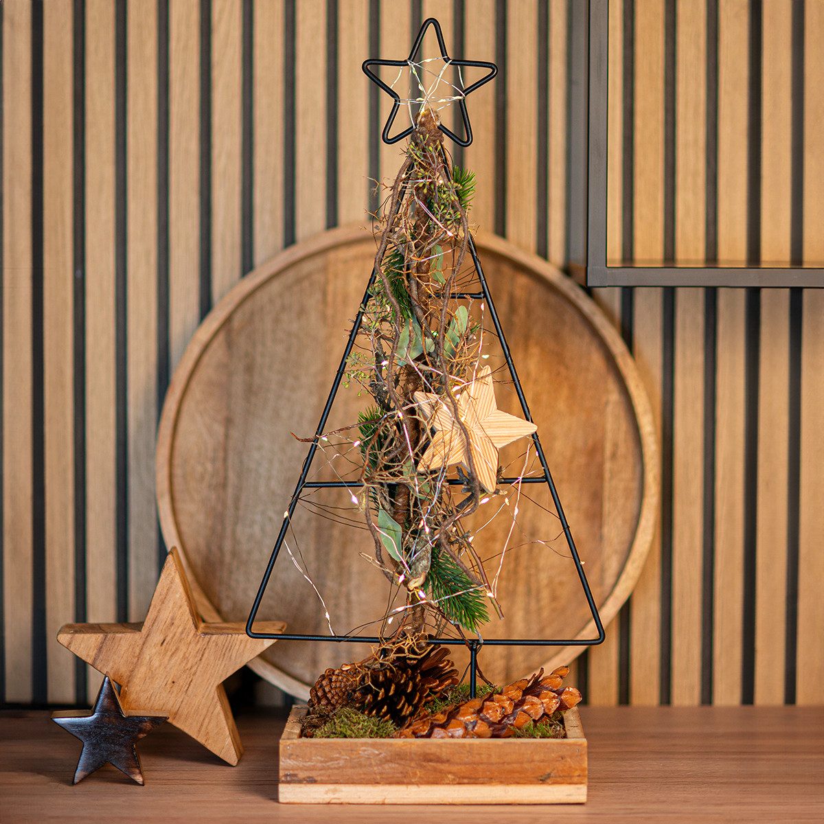 Florists Products Weihnachtsmann Moderner Weihnachtsbaum aus Metall mit Stern und Tablett –
