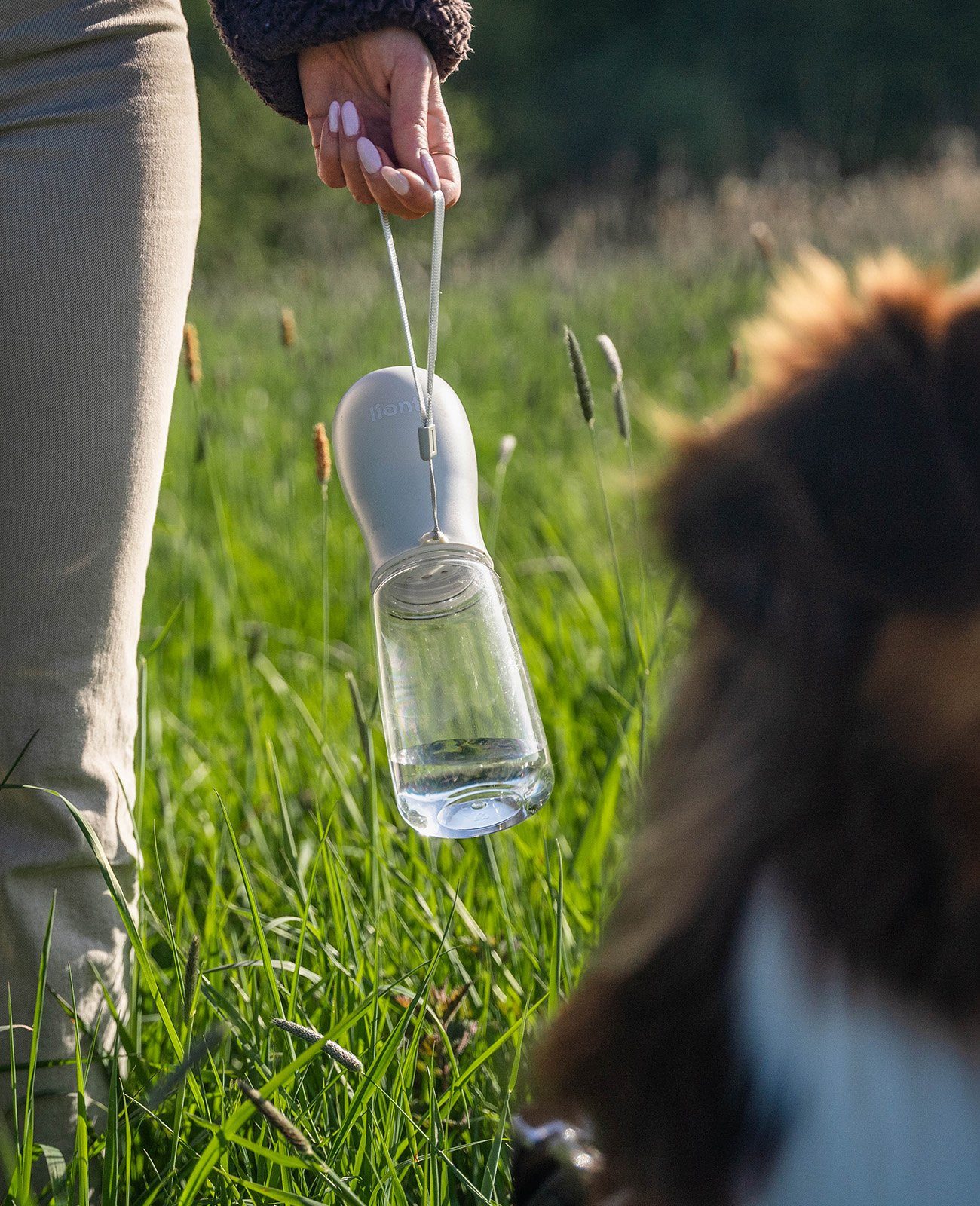 lionto Wasserspender für Hunde auf Spaziergängen & Reisen 0.5 l, Trinkflasche auslaufsicher, leicht & hygienisch