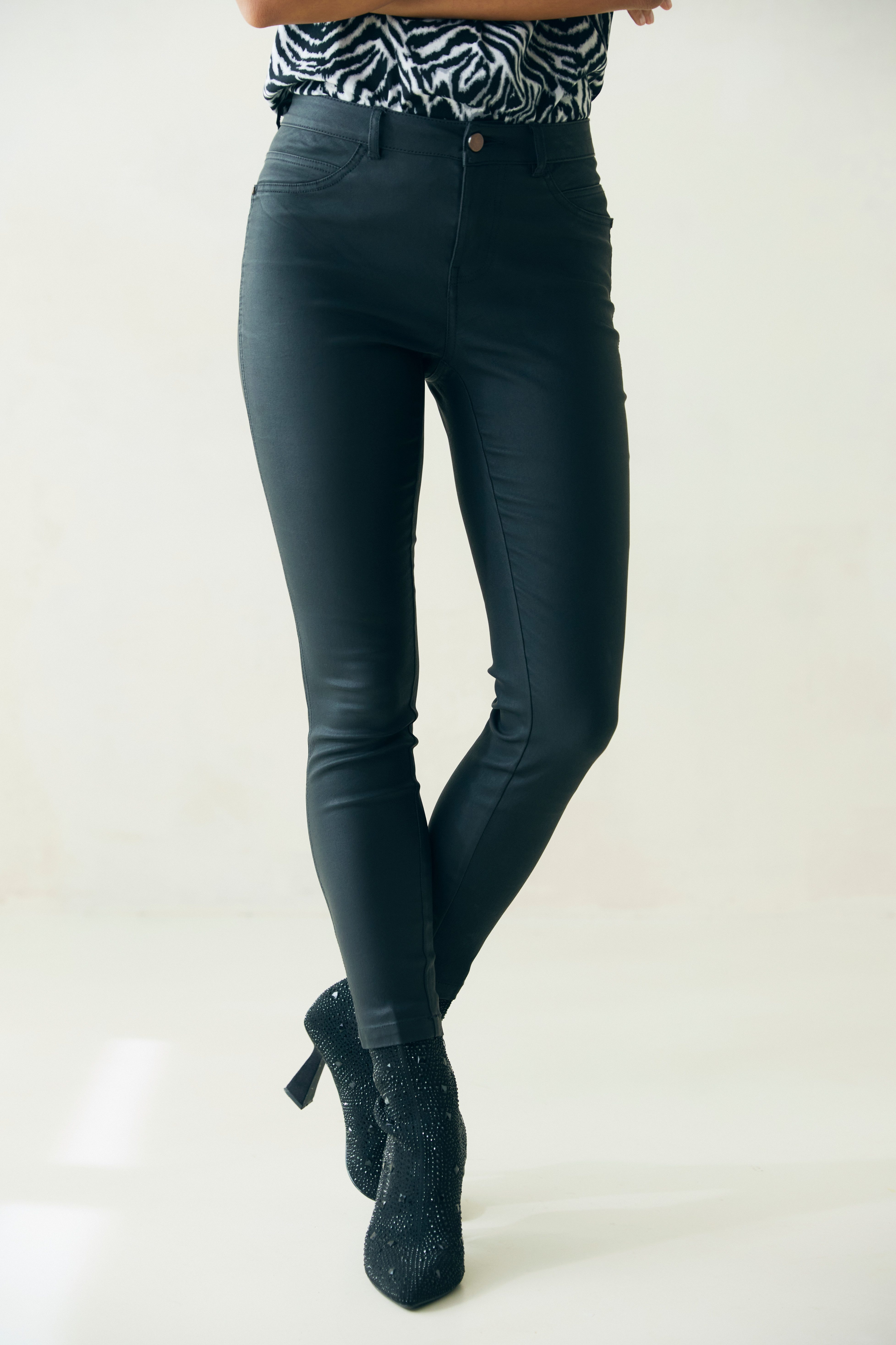 LASCANA Lederimitathose in schmaler Passform, figurbetonte Jeggings mit Stretchanteil