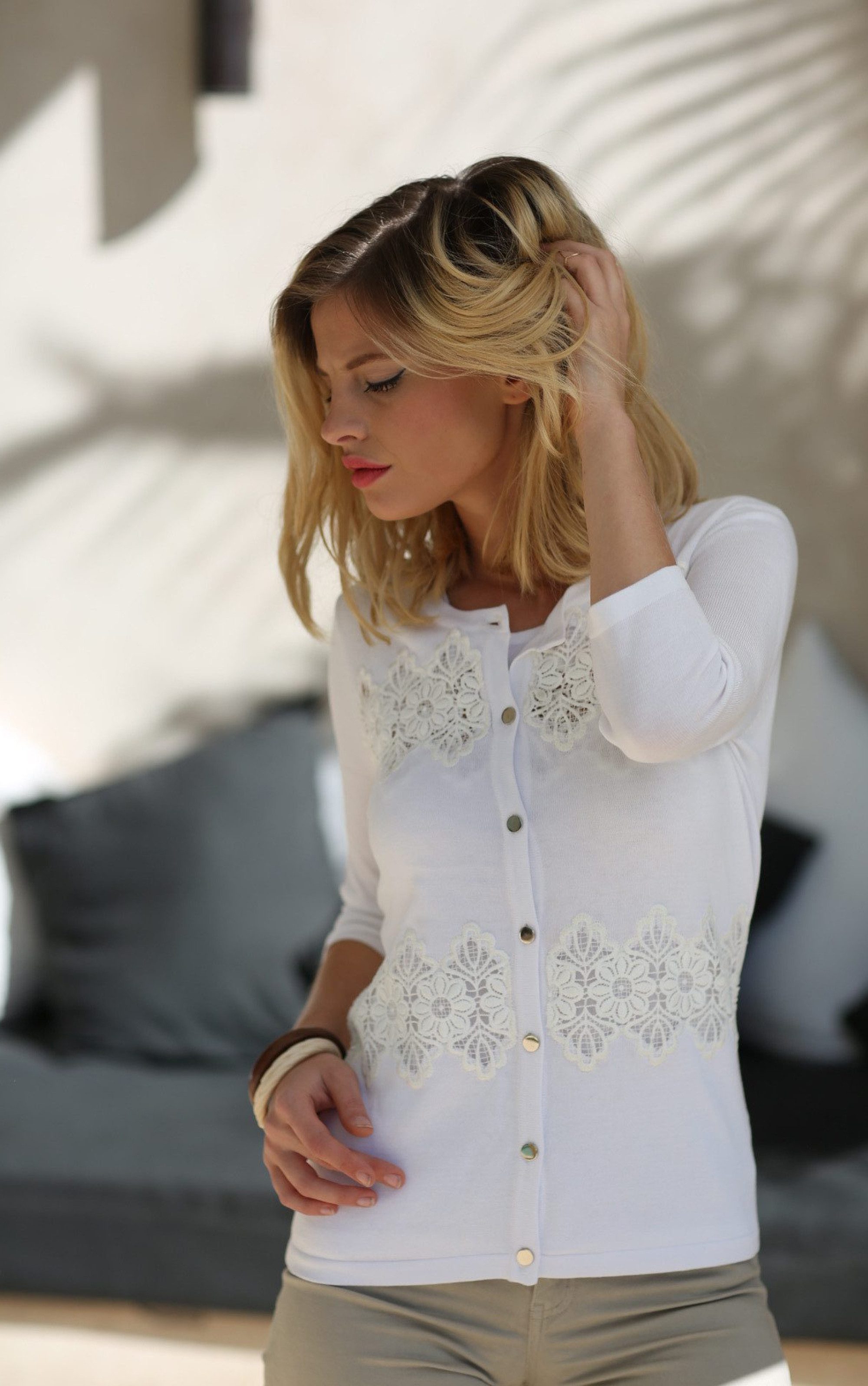 Cardigan Weißes Twinset mit floralen Spitzendetails