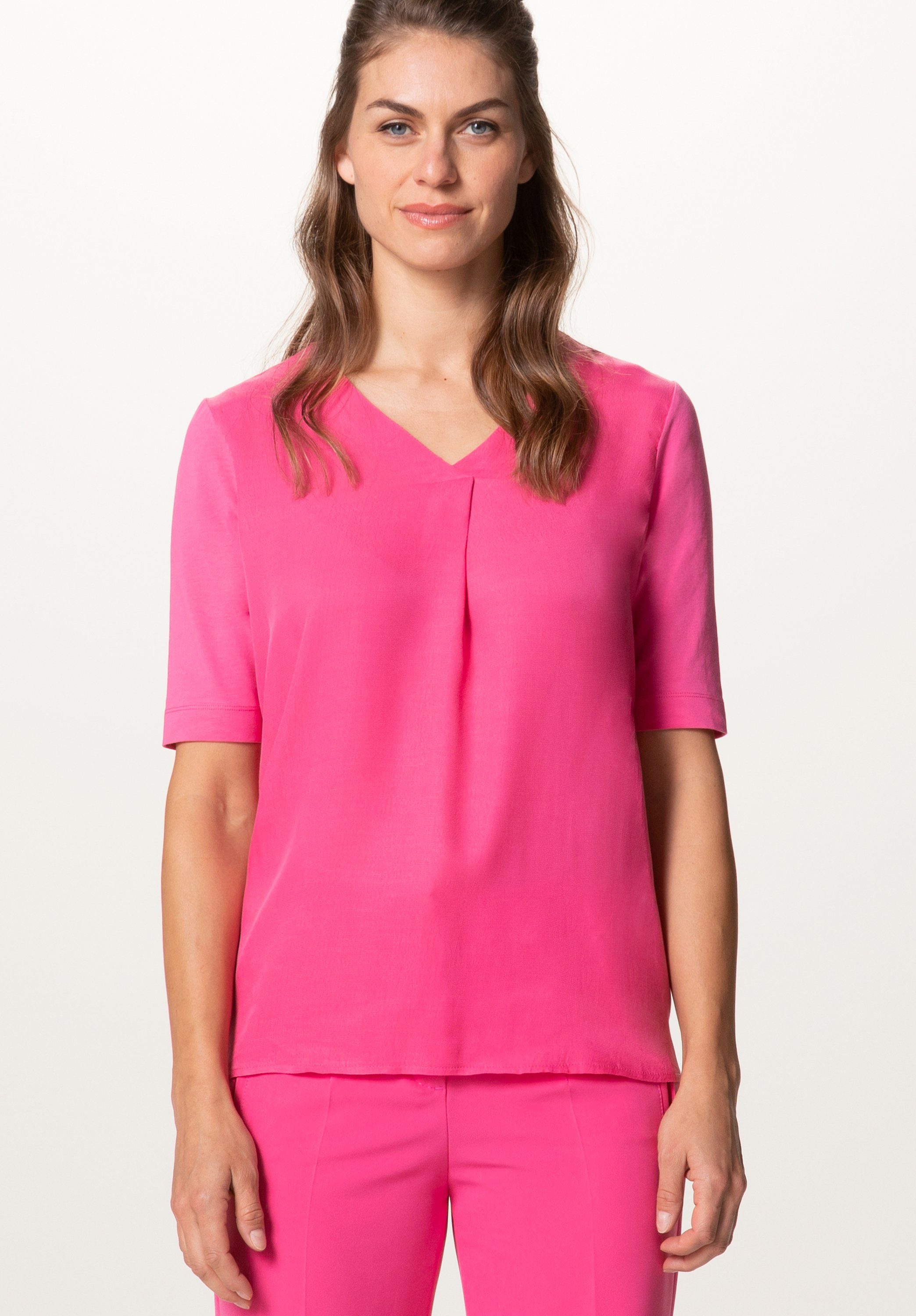 bianca Blusenshirt EDIRA im cleanen Look mit angesagten Details raspberry | V-Shirts