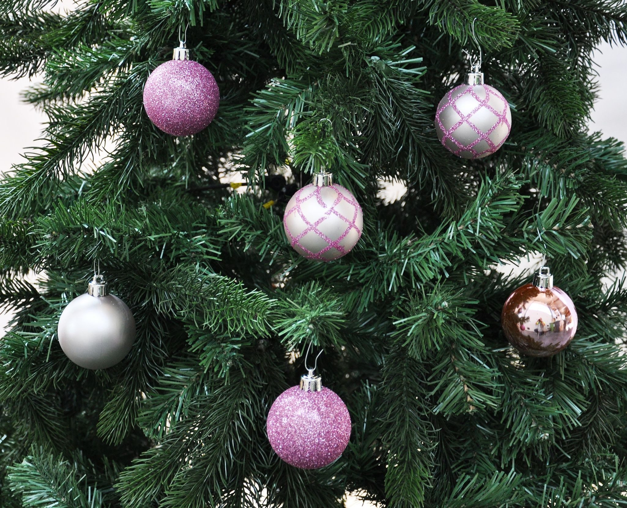 JACK Christbaumschmuck 64x Kunststoff Christbaumkugeln Ø 6cm Baum Kugeln inkl. Aufhänger, Mit praktischer Aufbewahrungsbox, Optik: matt / glänzend / glitzernd