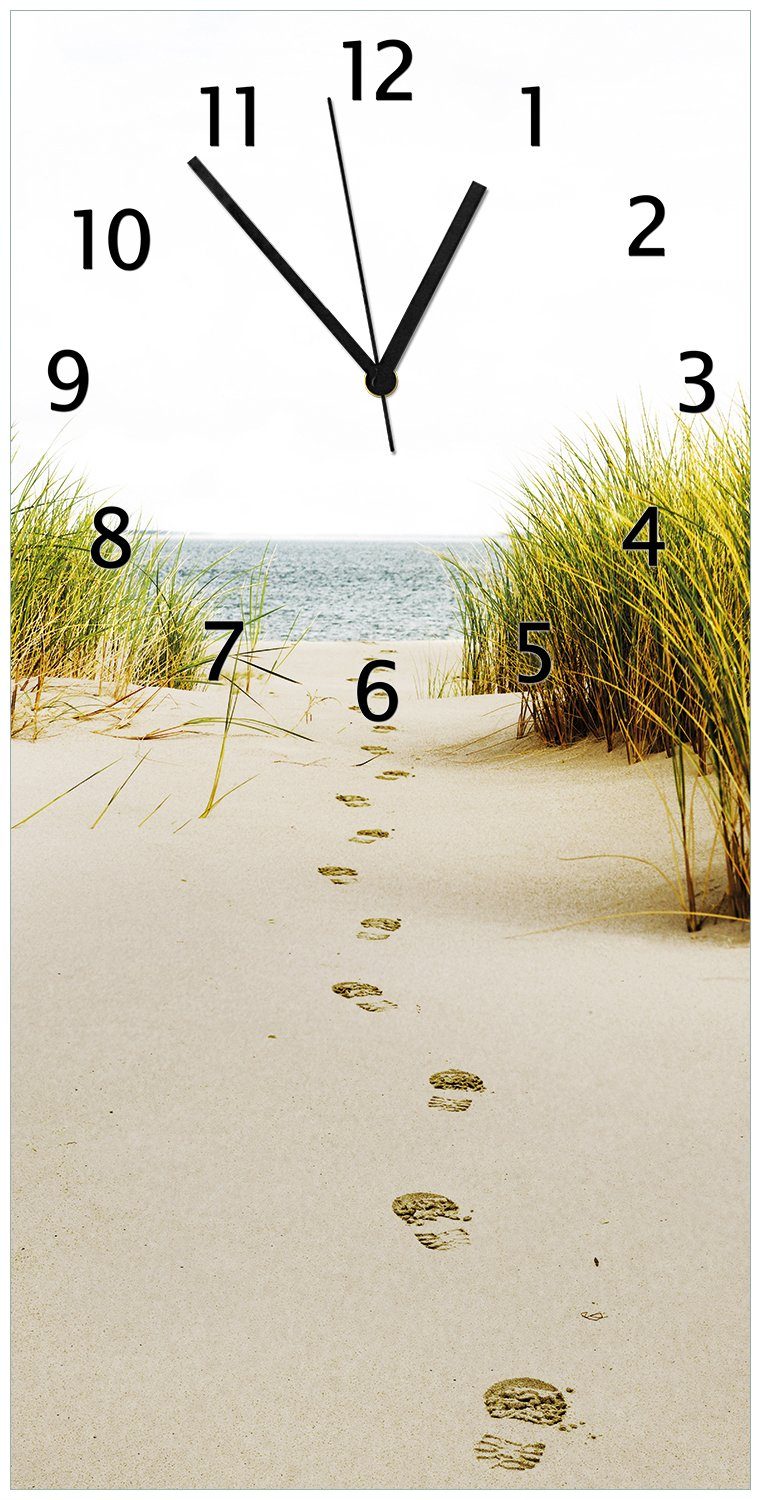 Meer Sand- Spuren Wanduhr Acryl) zum Wallario Fußspuren im die durch Düne (Uhr aus