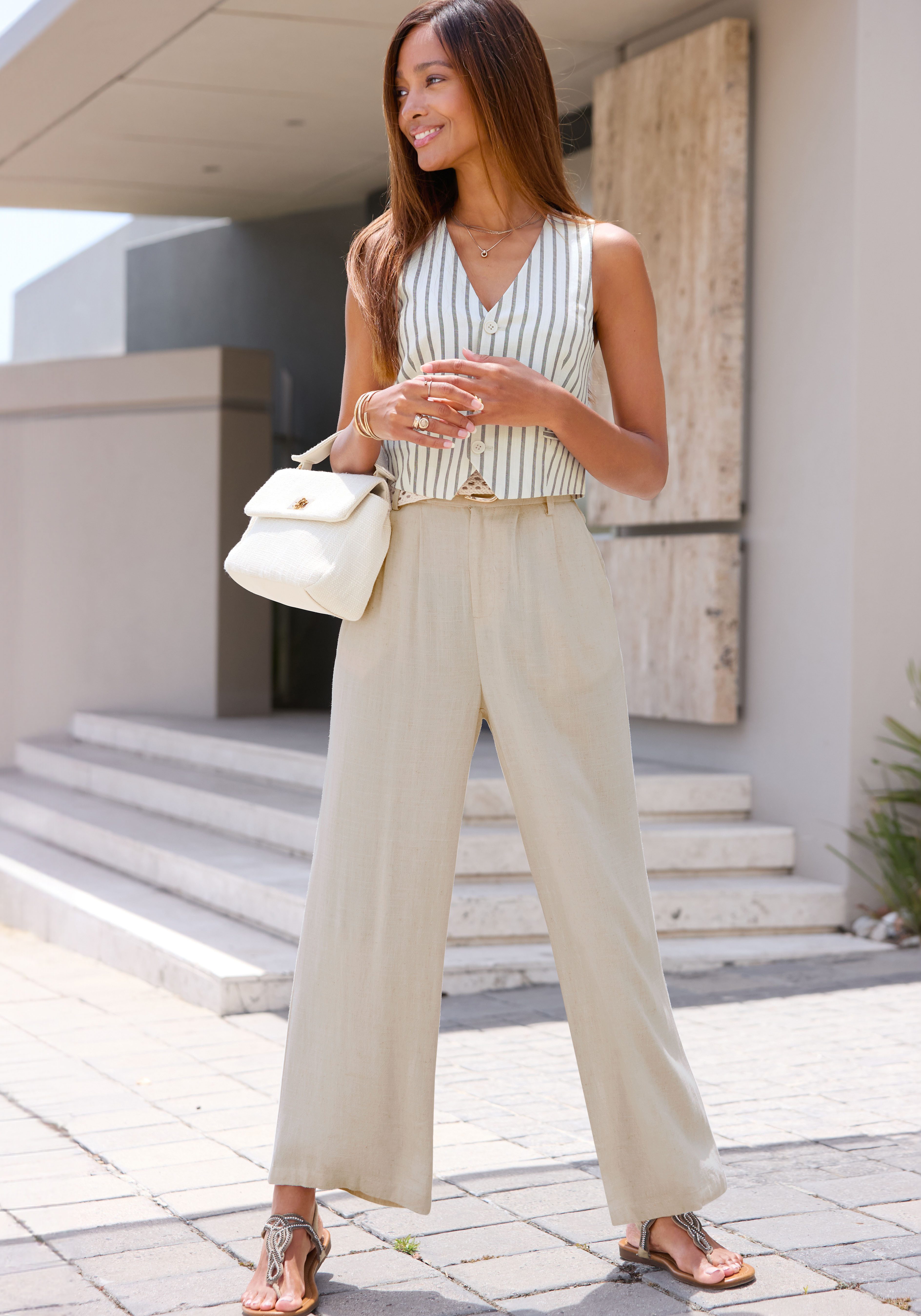 LASCANA Anzugweste, figurbetonter Schnitt und modisch verkürzte Länge