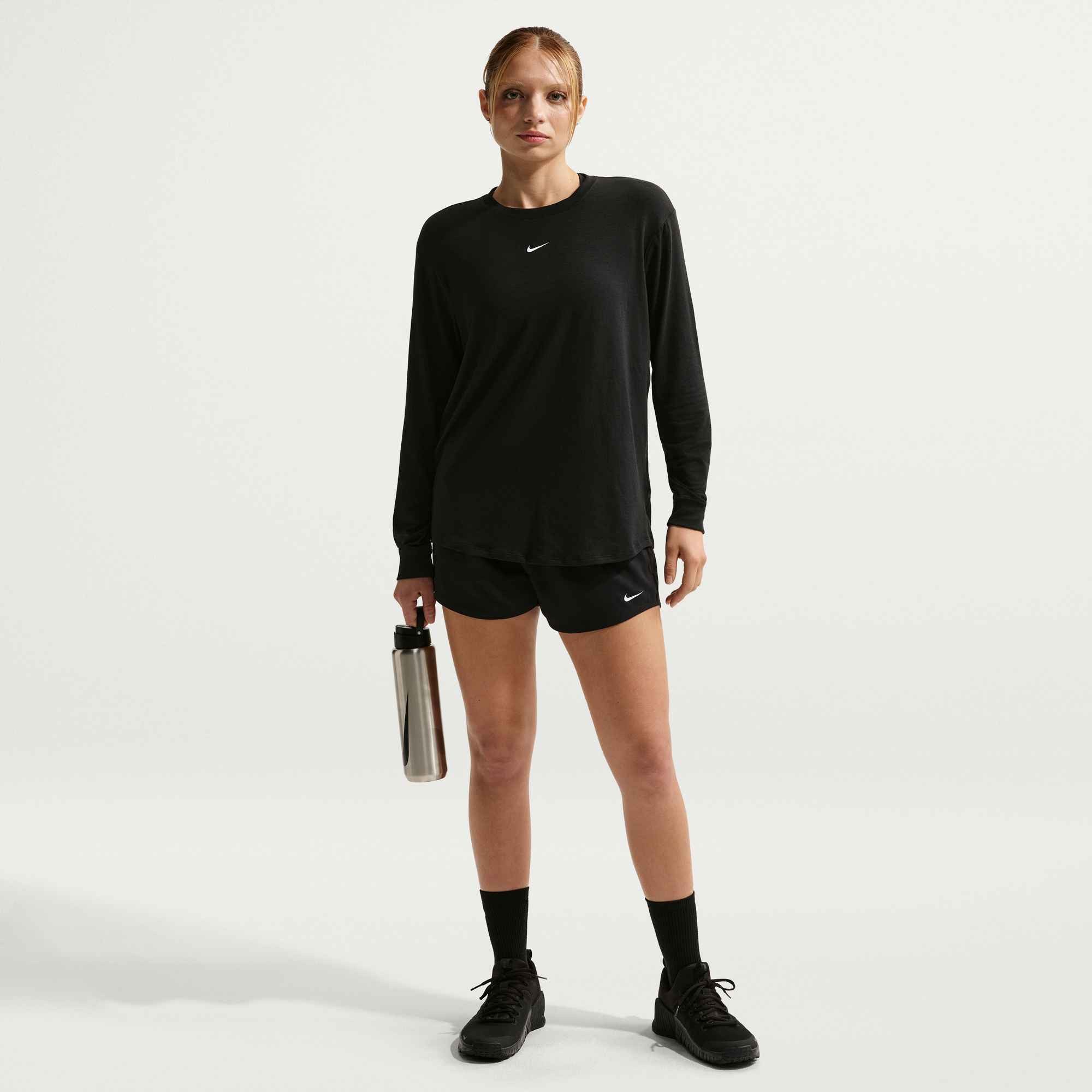 Nike Funktionsshirt W NK ONE RELAXED DF LS TOP lockere Passform, verlängerter Schnitt, leichtes Jersey-Material