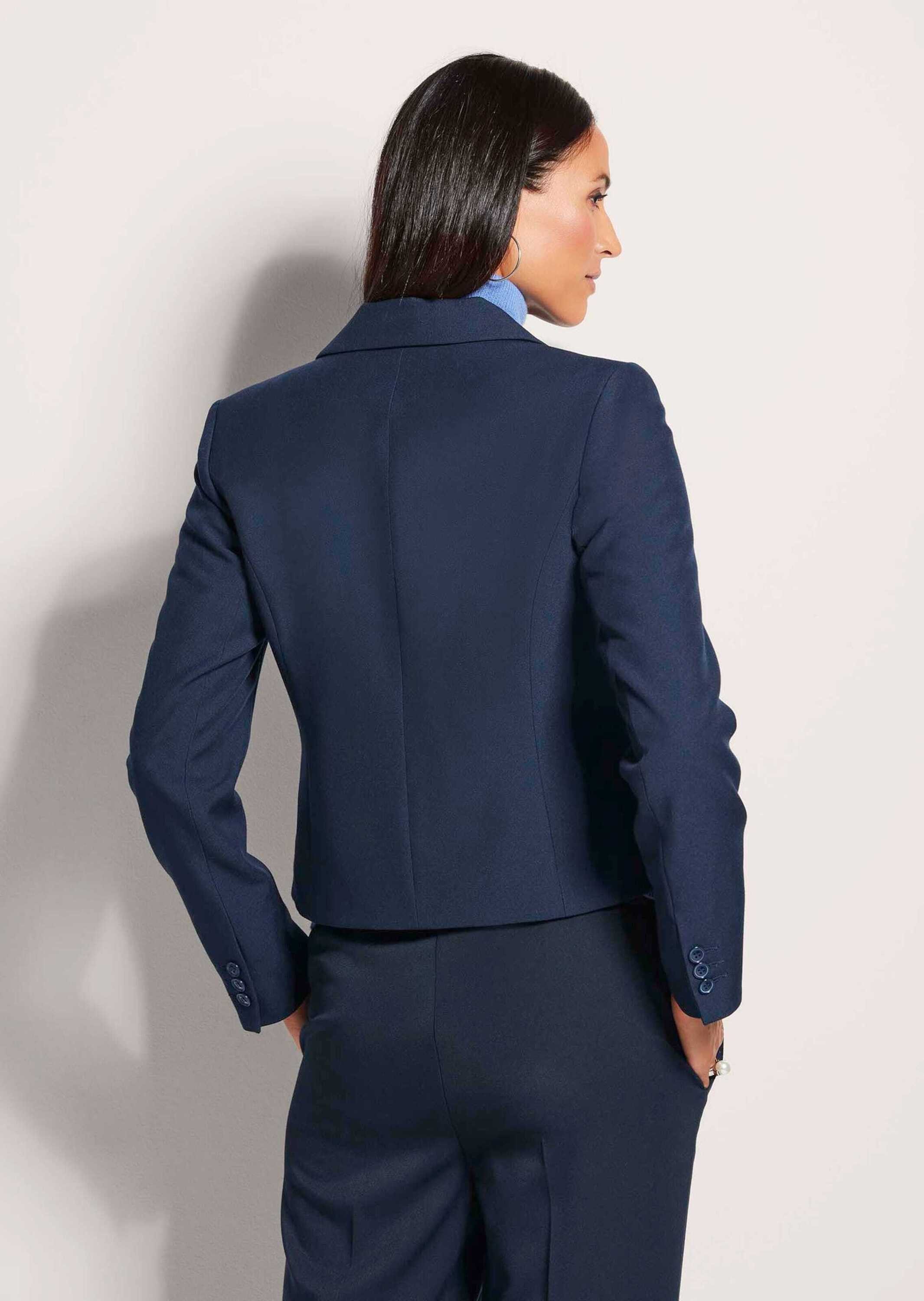 MADELEINE Kurzblazer Kurzblazer in moderner Jeans-Optik Uni-Design mit klassischem Reverskragen und Einreiher – Bild 2 von 5