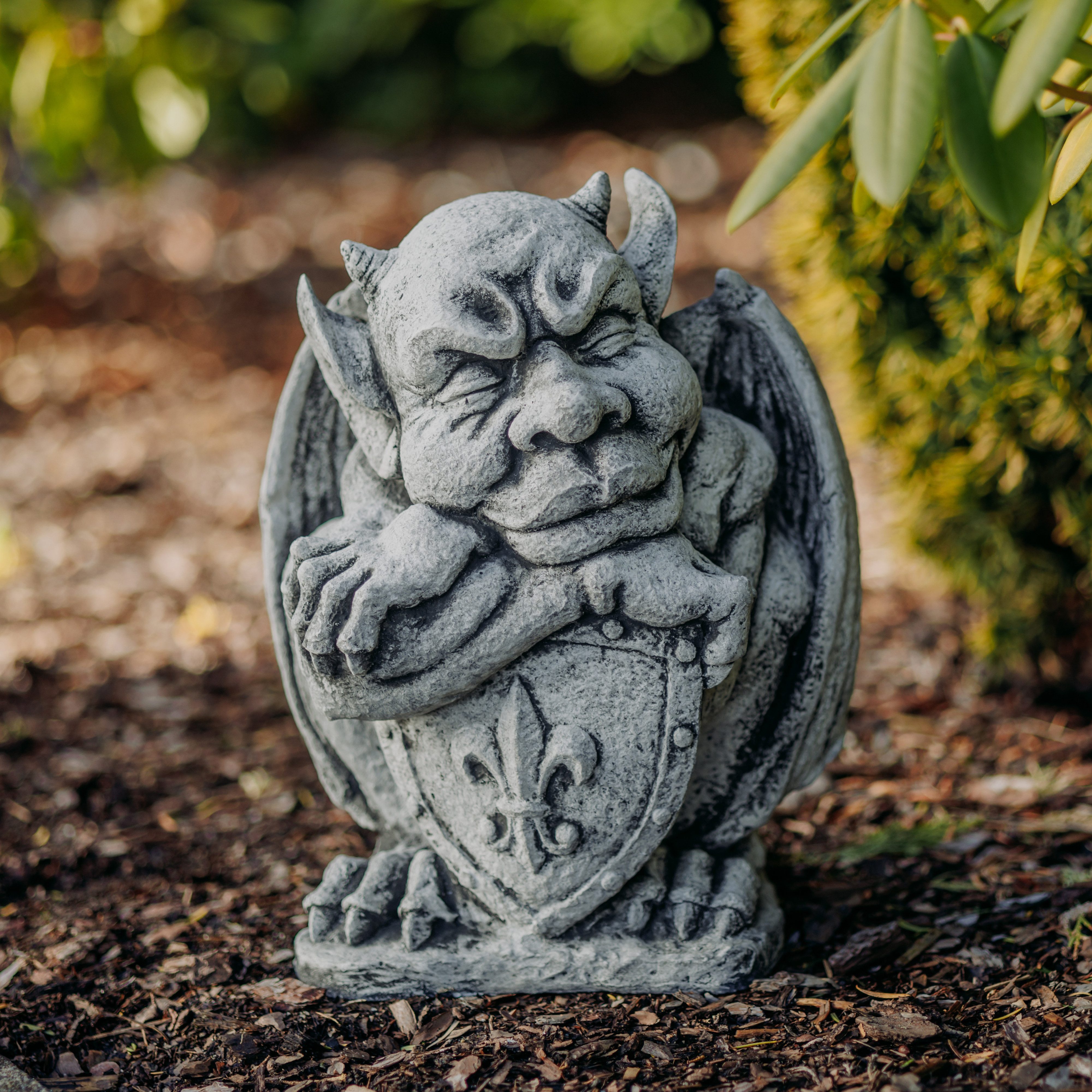 Gartenfigur Gargoyle mit Schild, Steinfigur, H. 33 cm, 17 kg