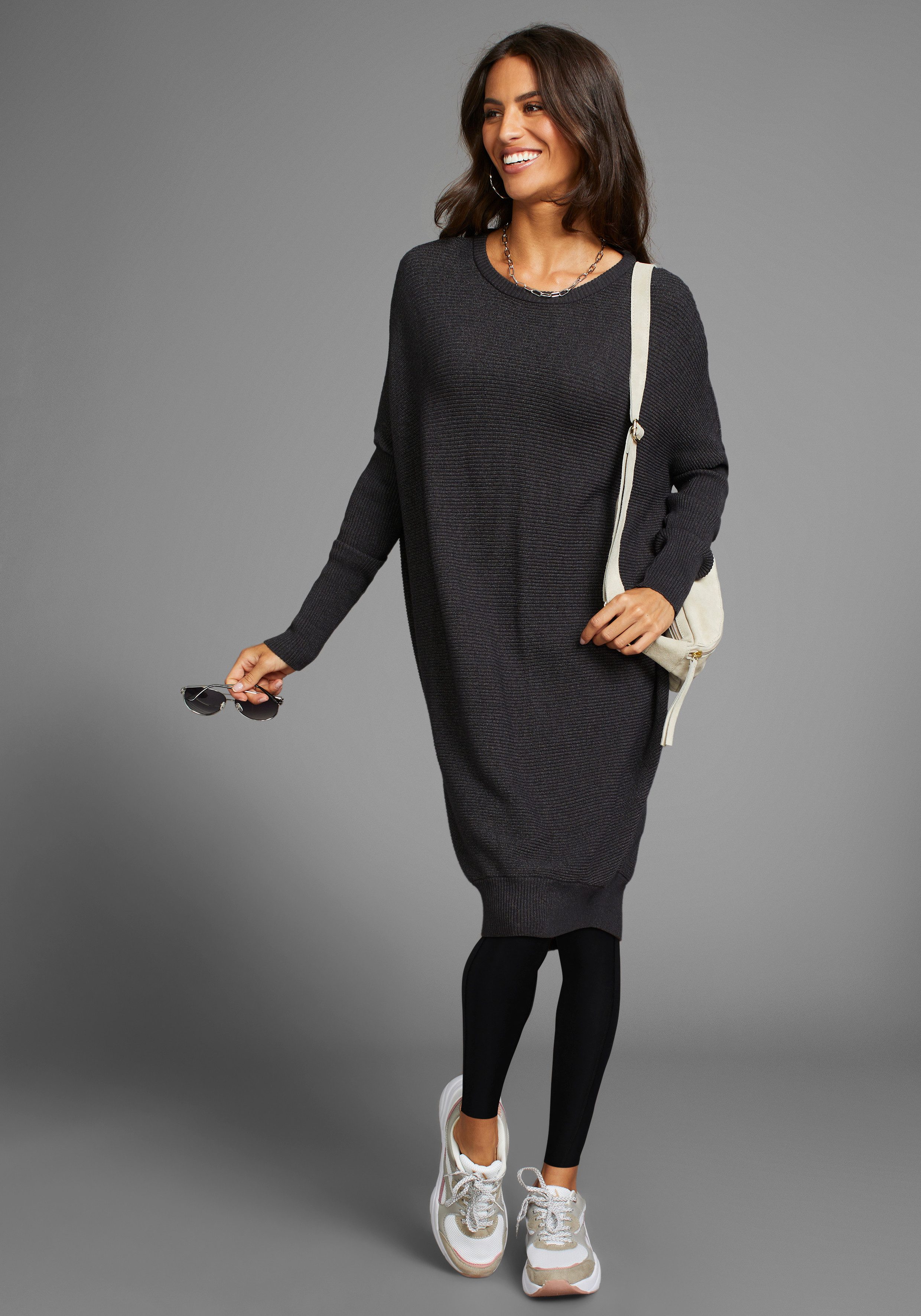 Laura Scott in oversized Form mit Rippstruktur