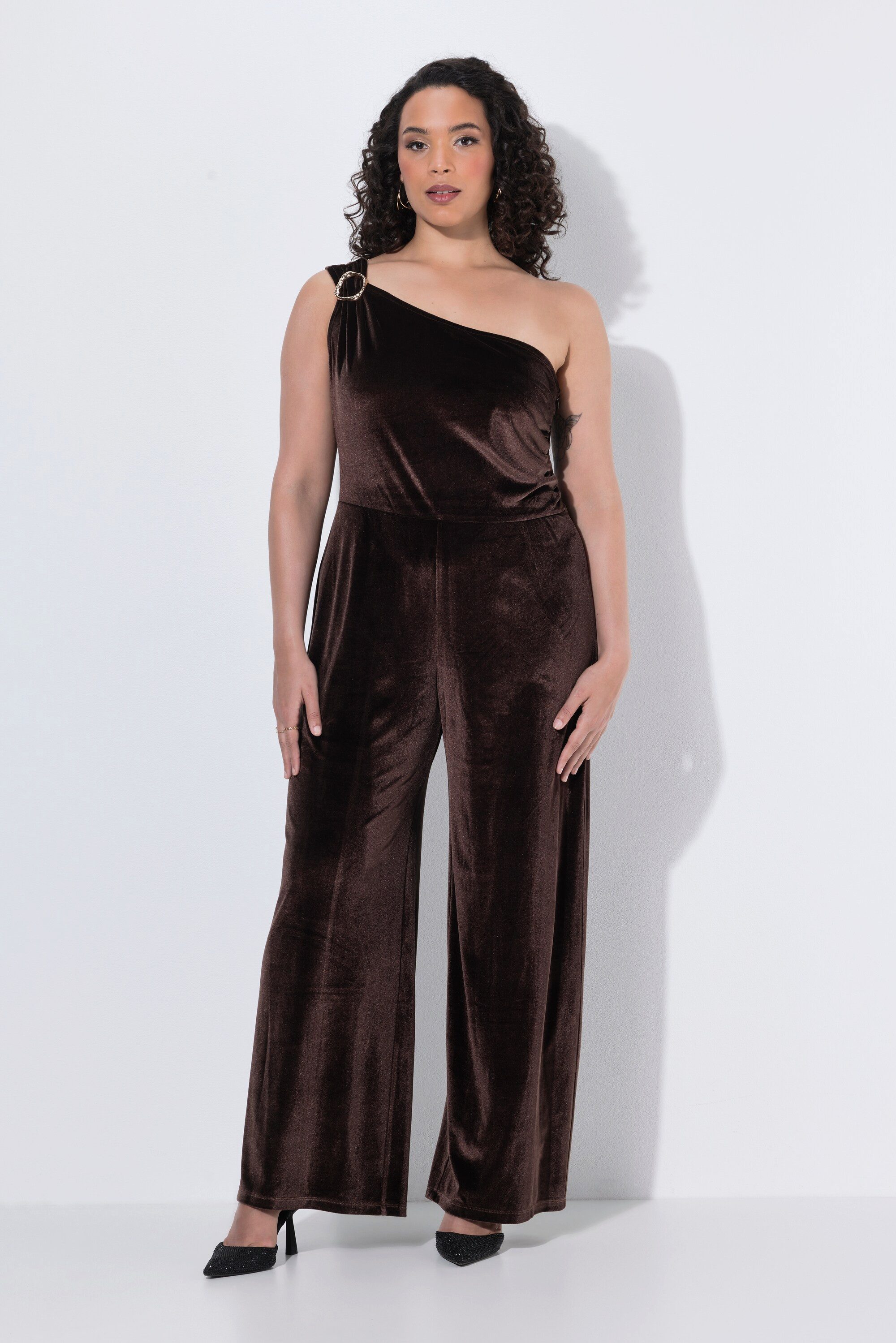 Ulla Popken Funktionshose Samt-Jumpsuit One Shoulder Zierspange weites Bein
