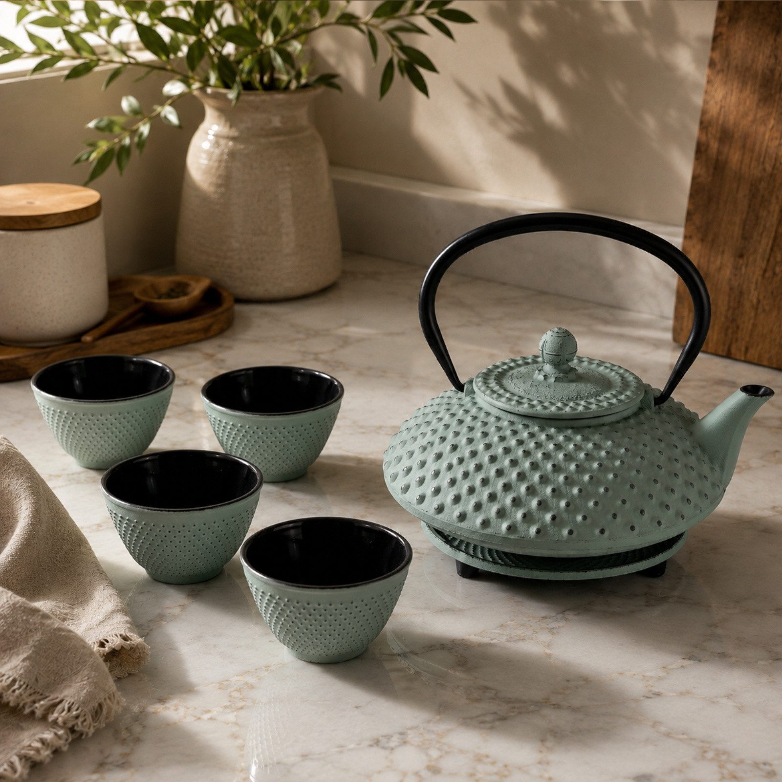 AROMELIO Wasserkocher Gusseiserner Teekessel mit Sieb, Tassen und Untersetzer TSUKO, 1,25 l