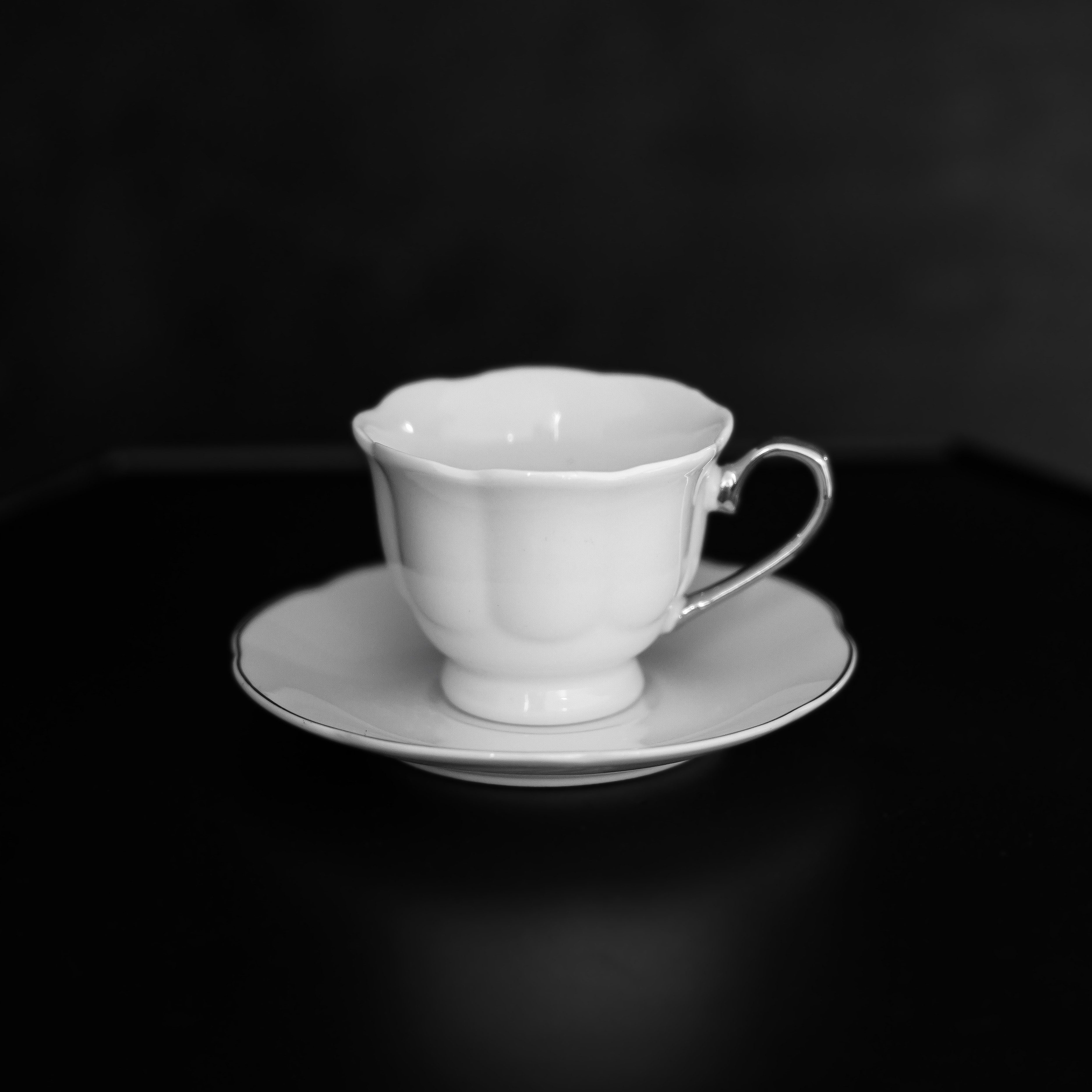 Mulex Kaffeeservice 12-tlg Mokkatassen-Set aus hochwertigem Porzellan - 90 ml, Weiß/Silber (12-tlg), 6 Personen, Porzellan, 6x Mokkatassen, 6x Untertassen