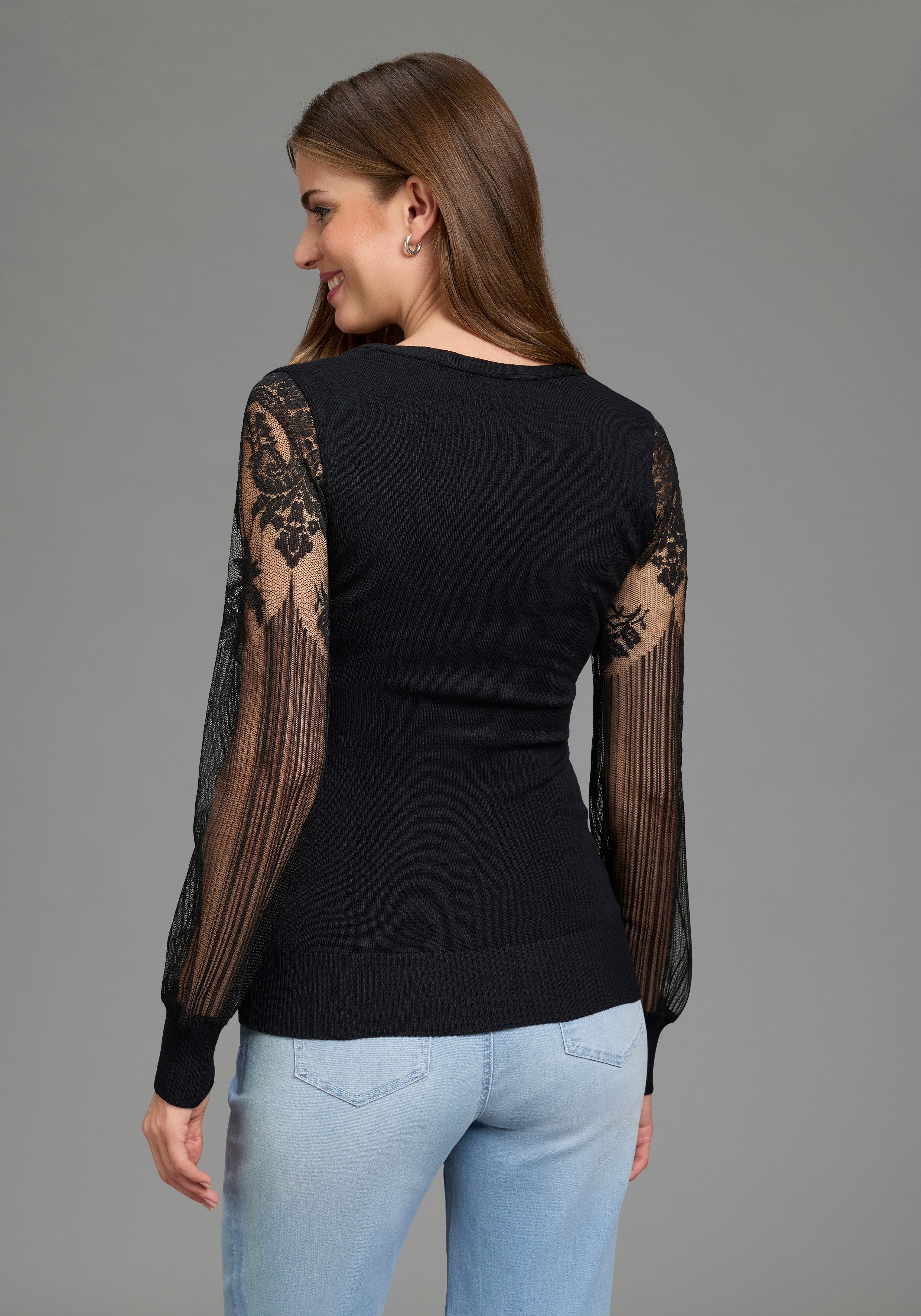 Melrose Strickjacke mit figurumspielender Passform mit filigranen Spitzenärmeln
