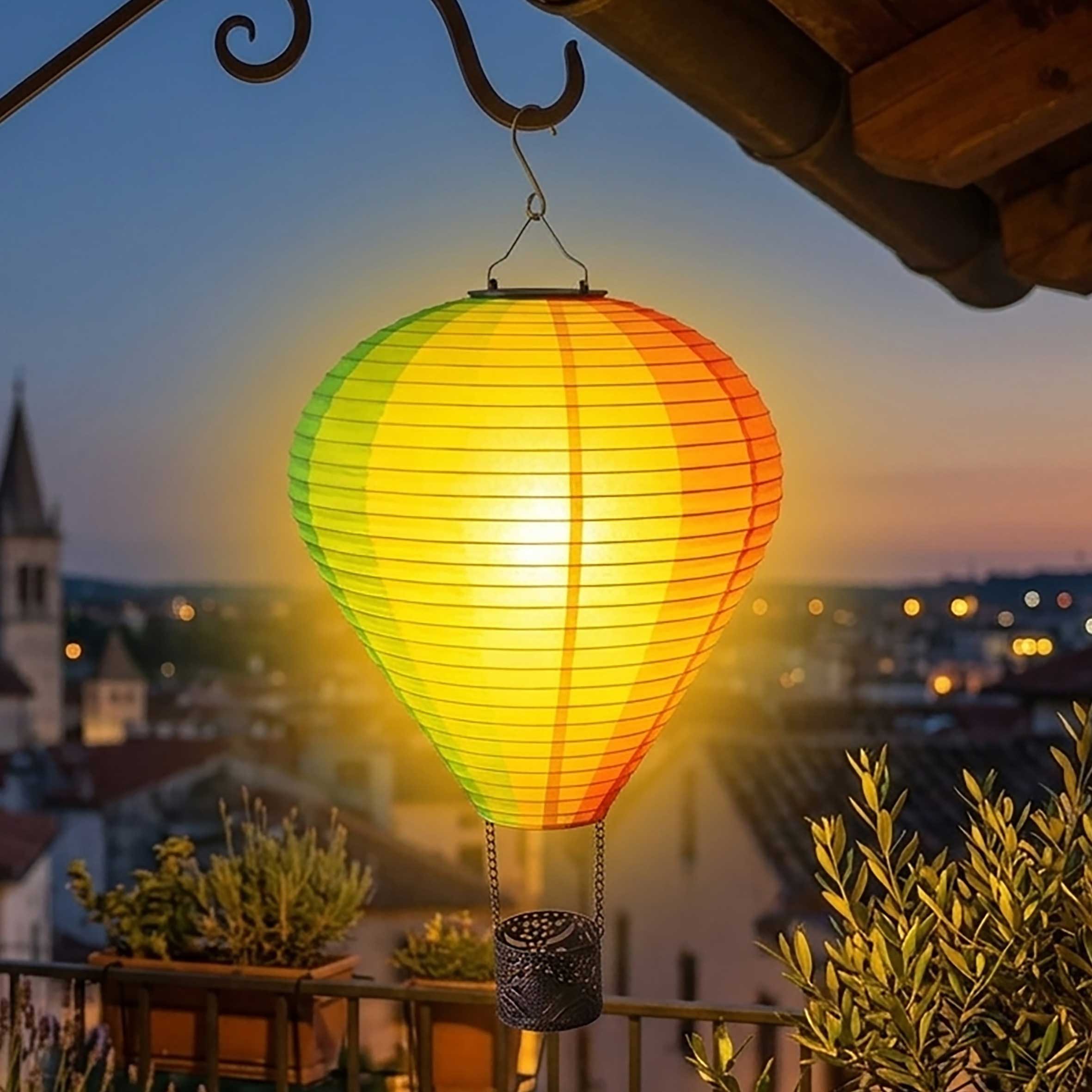 Spetebo LED Dekofigur Solar Heißluftballon aus Nylon bunt zum Hängen, Einschalten bei Dämmerung, LED fest integriert, orange (feuerfarben), mit Flammen Effekt
