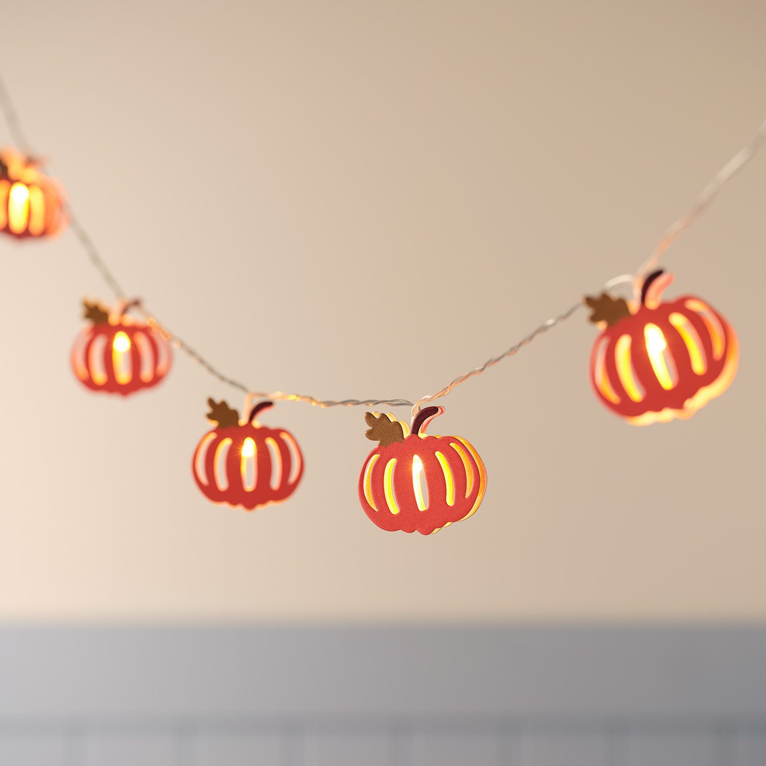 Lights4fun LED-Lichterkette 10er LED-Kürbis-Lichterkette mit Timer für innen
