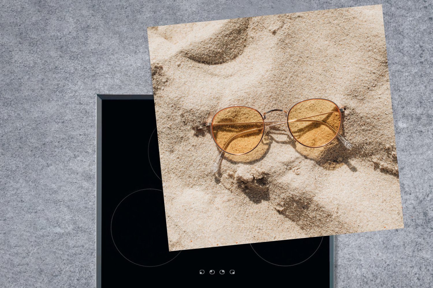 MuchoWow Herdblende-/Abdeckplatte Sand - Sonnenbrille küche 78x78 Arbeitsplatte - Sommer, (1 Vinyl, cm, tlg), Ceranfeldabdeckung, für