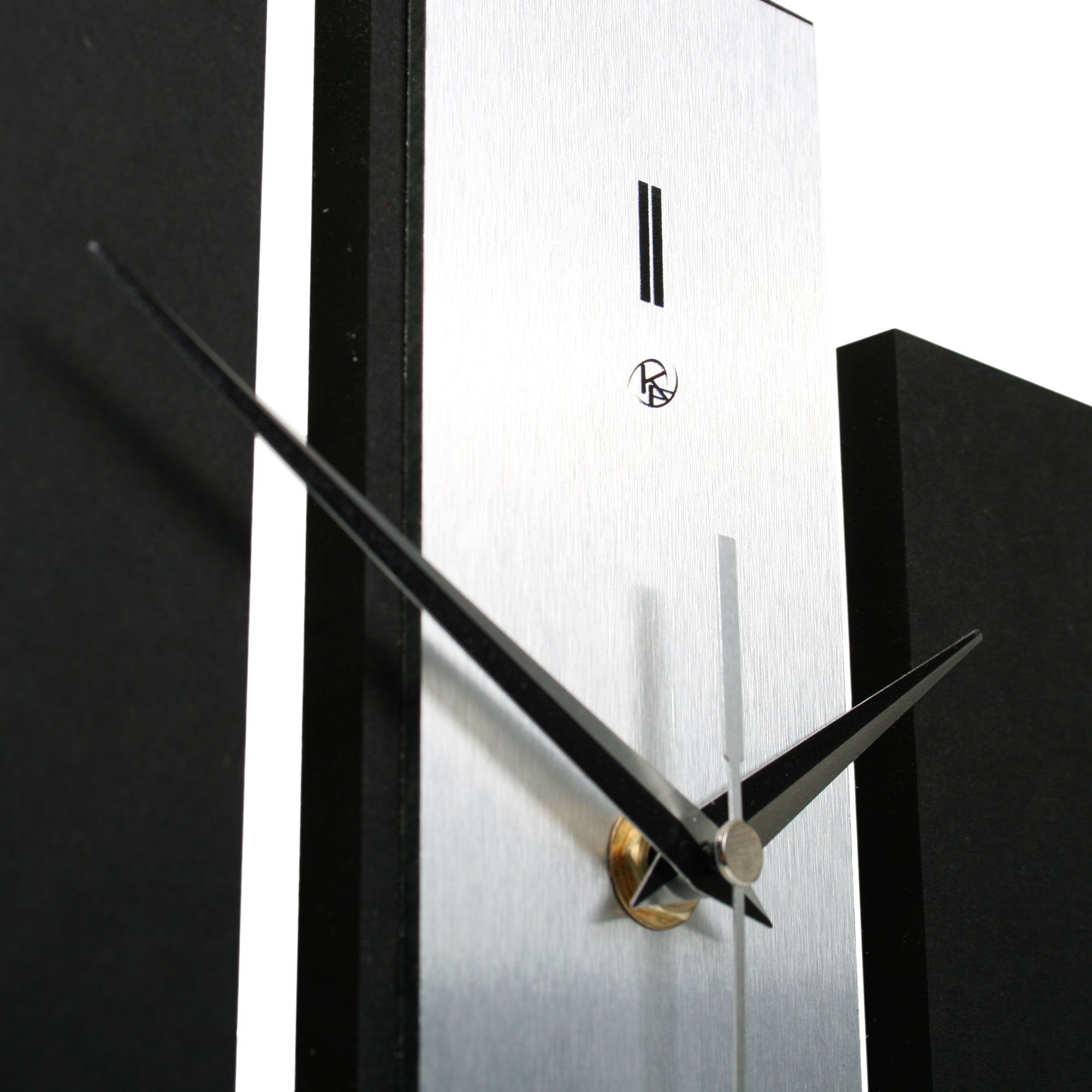 Kreative Feder Staande klok Skyscraper van hout – zwarte tafelklok met zilverkleurige applicatie van geborsteld aluminium; afmetingen ca. 34,5 x 20 x 5 cm (applicatie aluminium zilver, stil